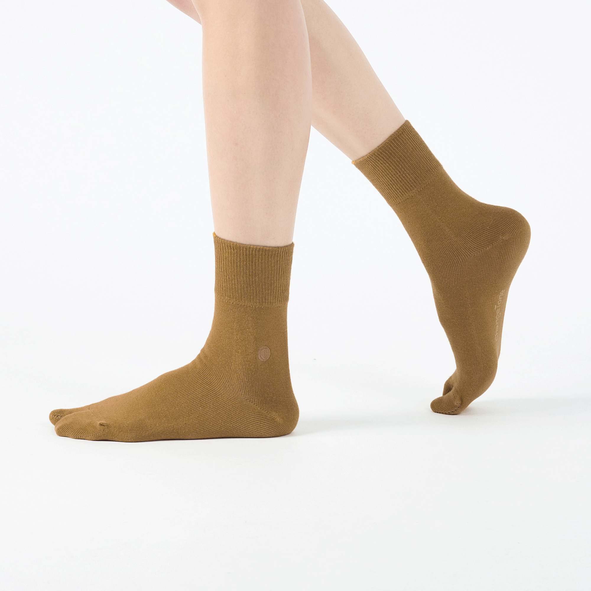 LOGO刺繡分趾中筒襪〈芥黃〉