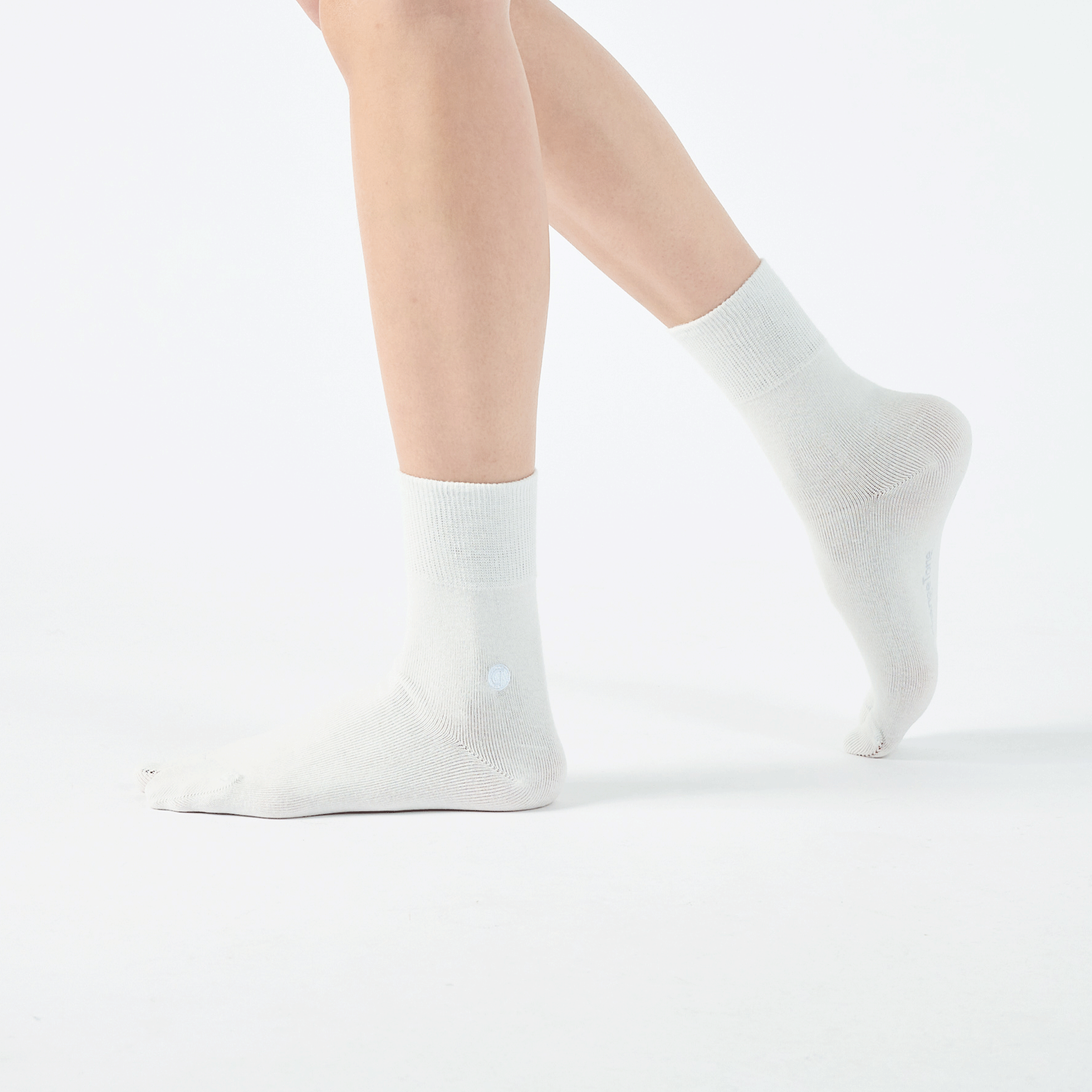 LOGO刺繡分趾中筒襪〈白〉