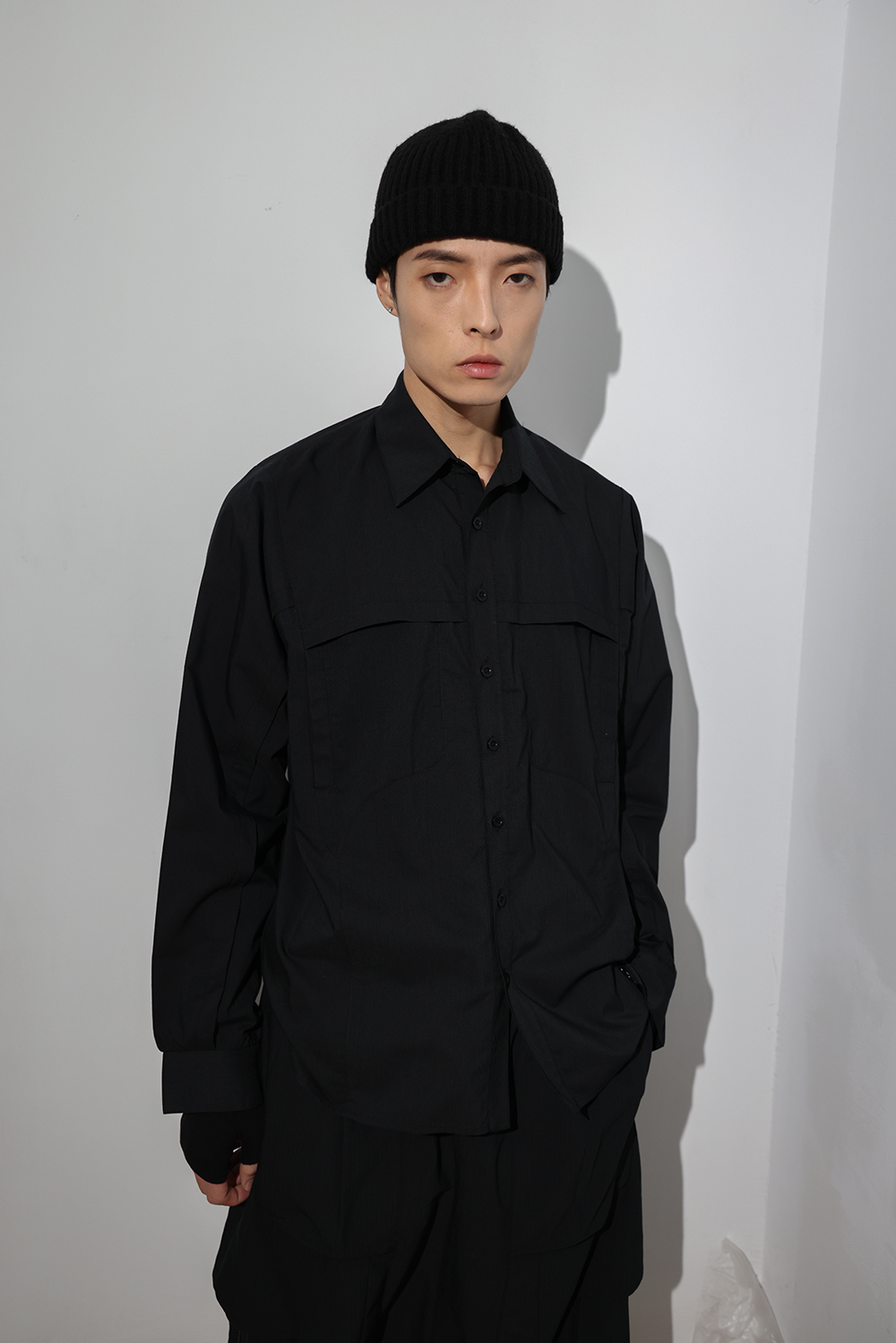 剪裁雙口袋長袖襯衫-黑