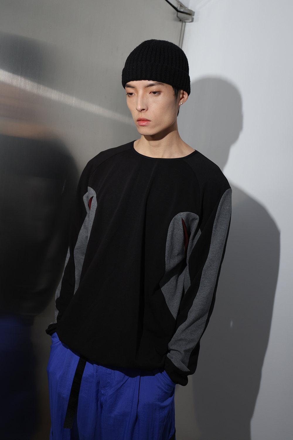 側撞色剪接上衣-黑