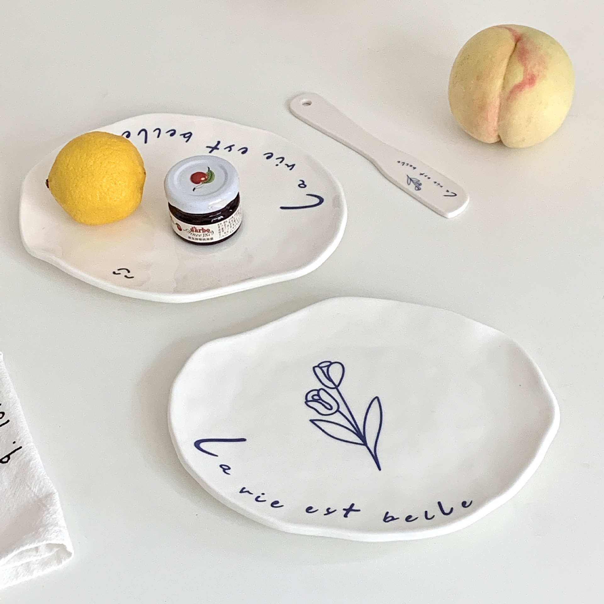 《1787》鬱金香白底藍邊不規則盤