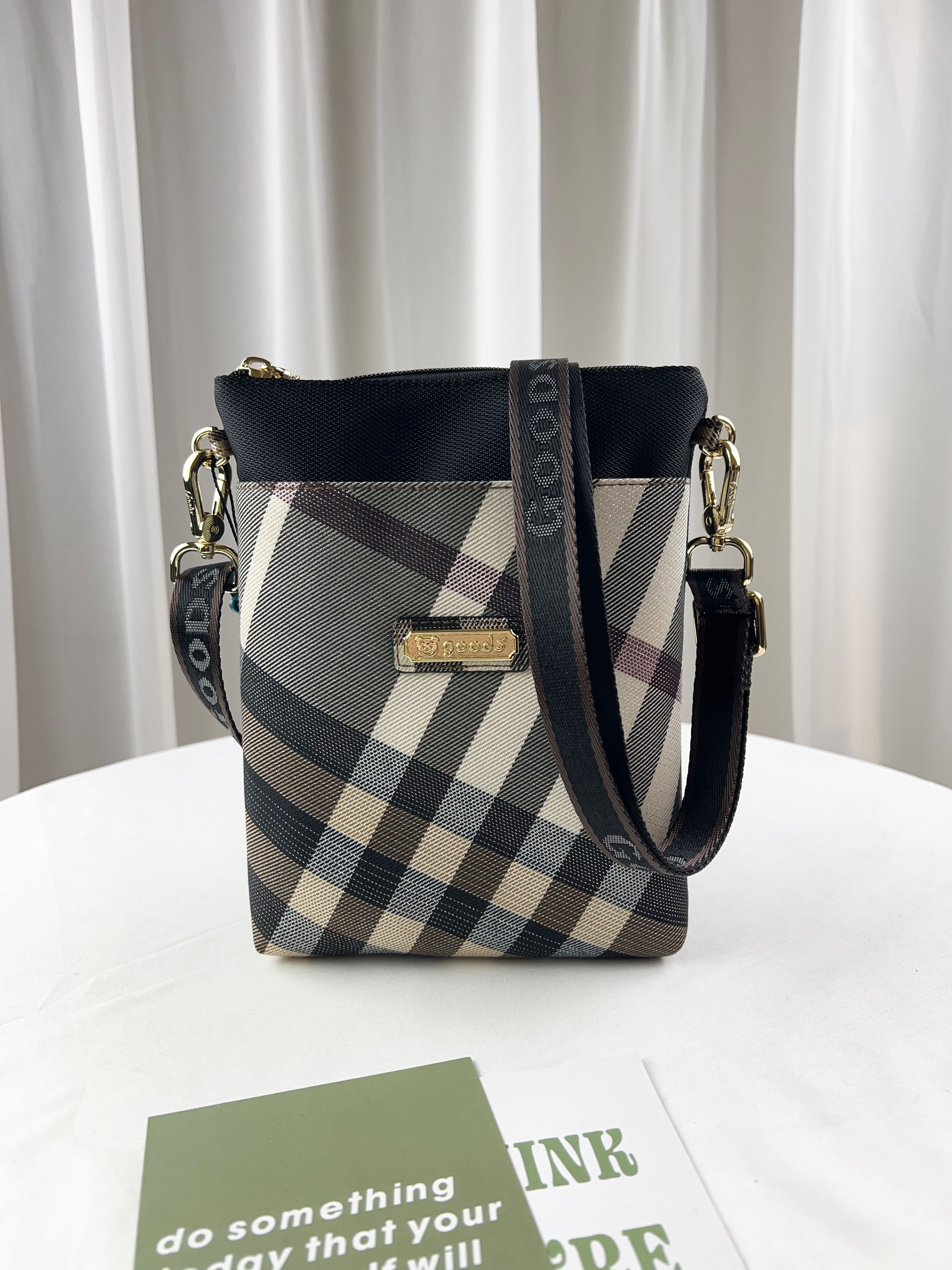 GOODS 金線大格黑 單層防潑水手機側背包 #2231