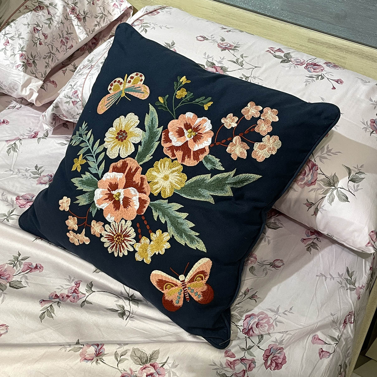 刺繡抱枕-藍底蝴蝶與花