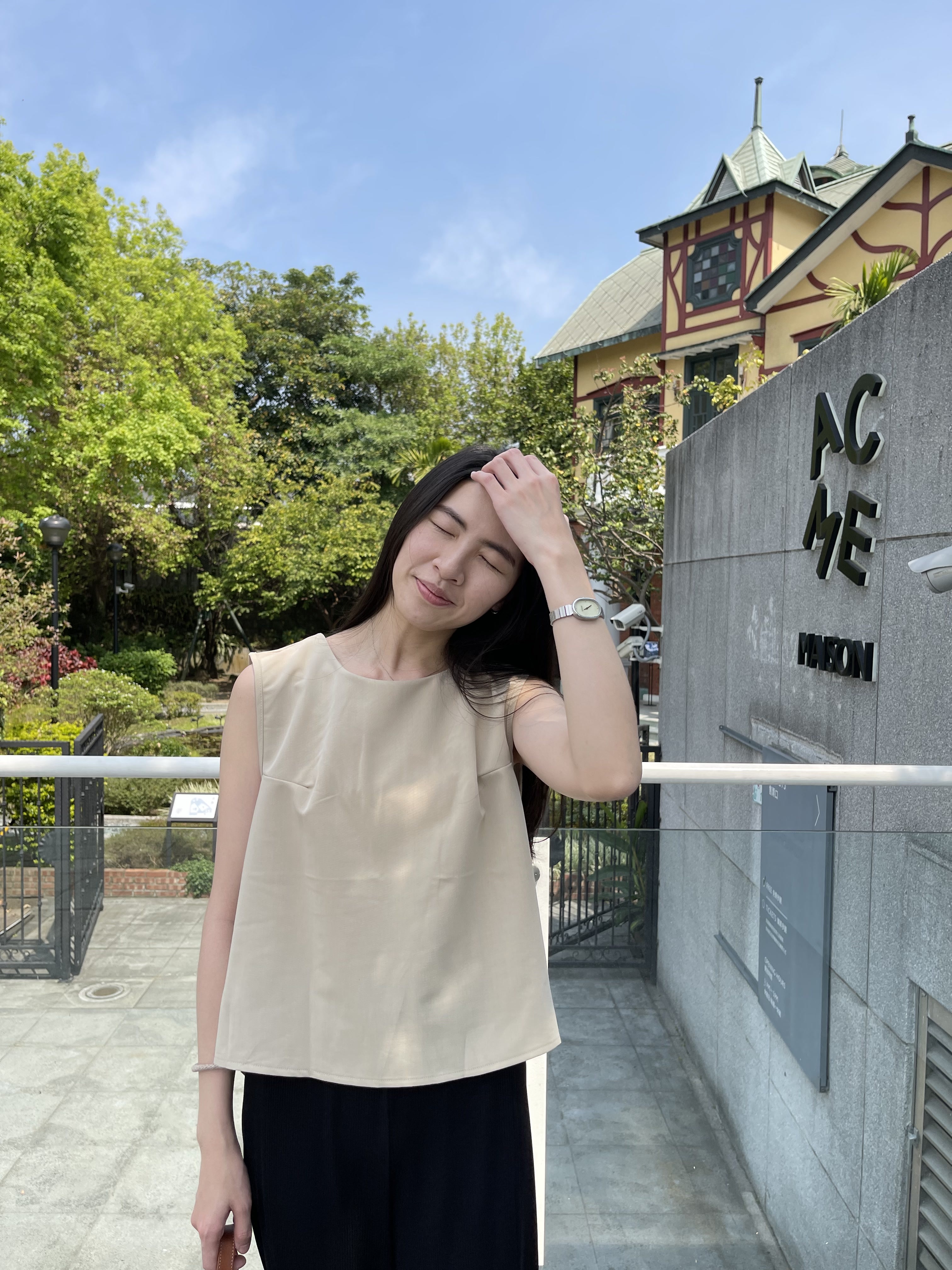 後開衩無袖上衣