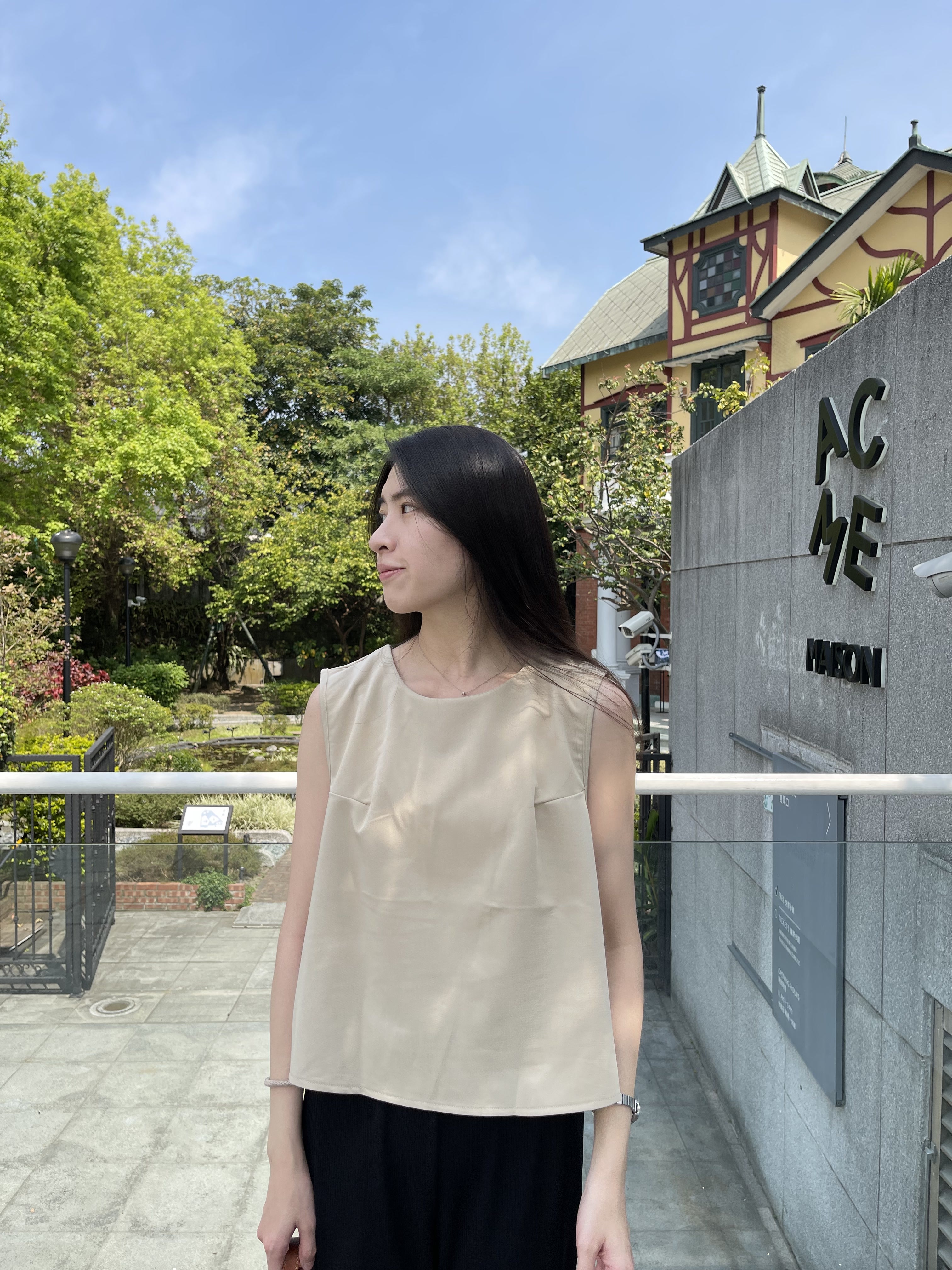 後開衩無袖上衣