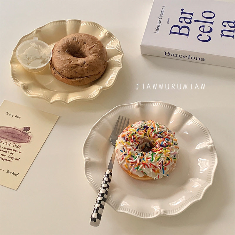 《1822》法式浮雕荷葉邊奶油盤子