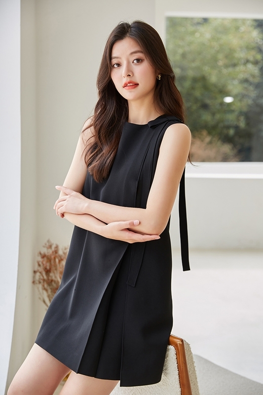 單肩蝴蝶結傘版洋裝 黑色