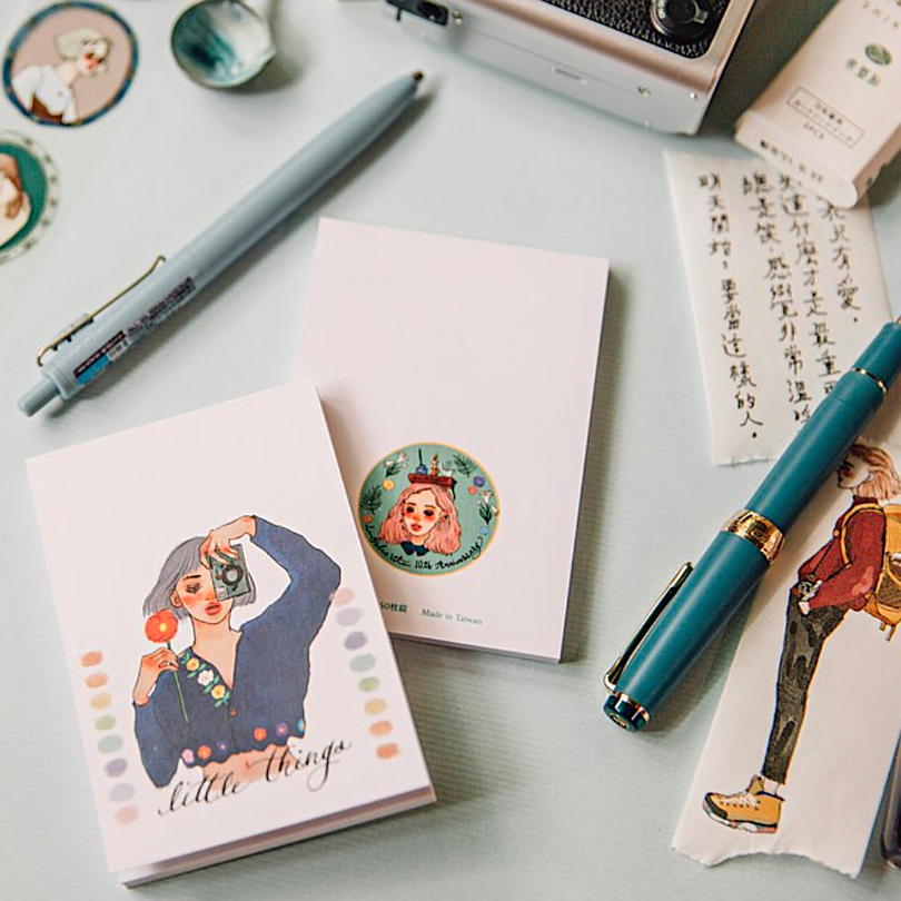 la dolce vita Memo Pad－Girl's taking Photo in Garden (Taiwanese Stationery Brand)