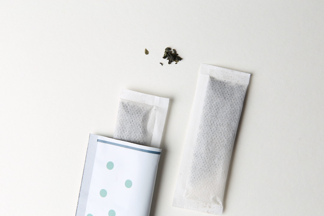 條形茶包設計，輕易放入一般通用瓶口瓶器，寶特瓶礦泉水的小瓶口也很容易。