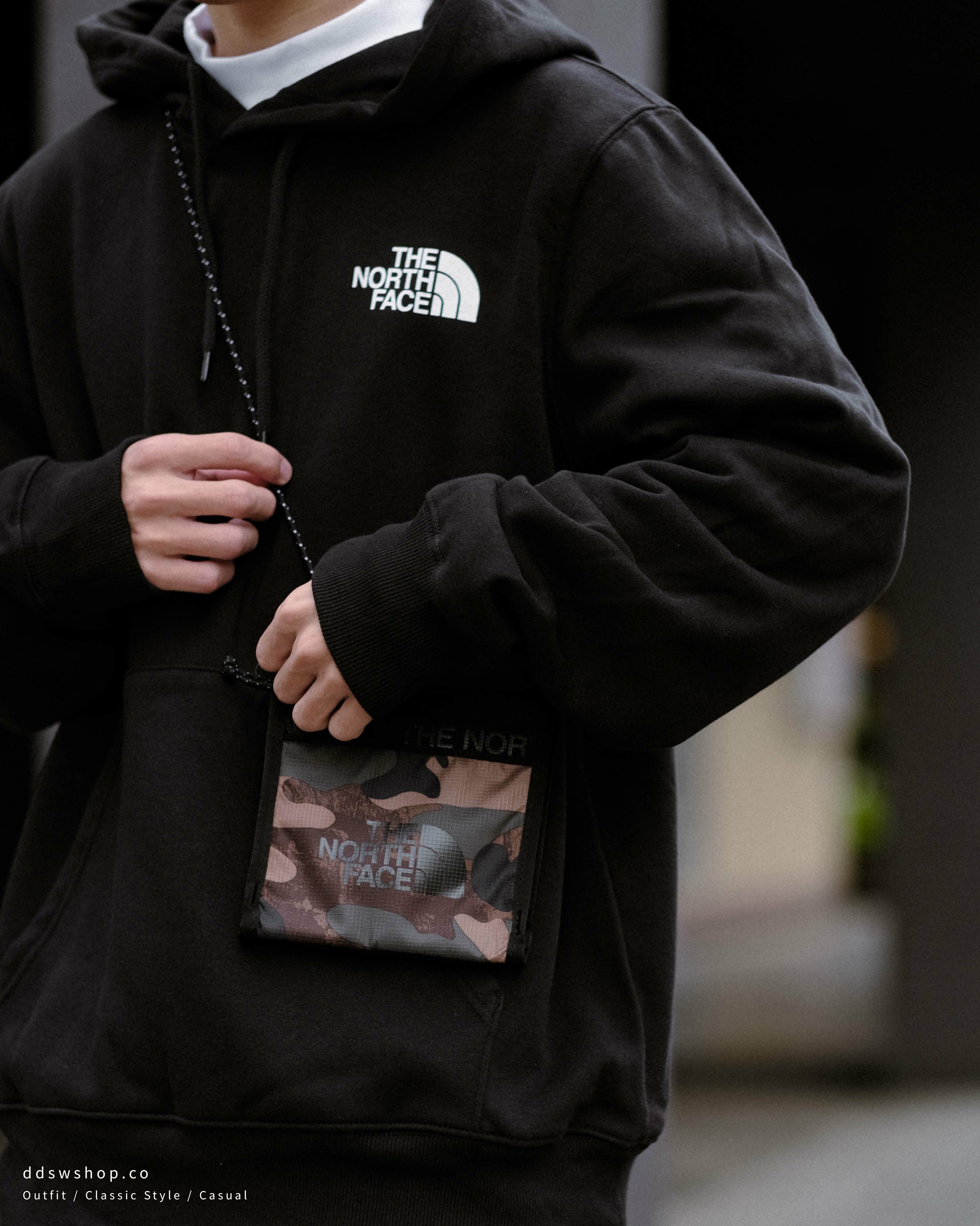 The North Face 包包 側背掛頸方形小包 魔鬼氈 黑 迷彩