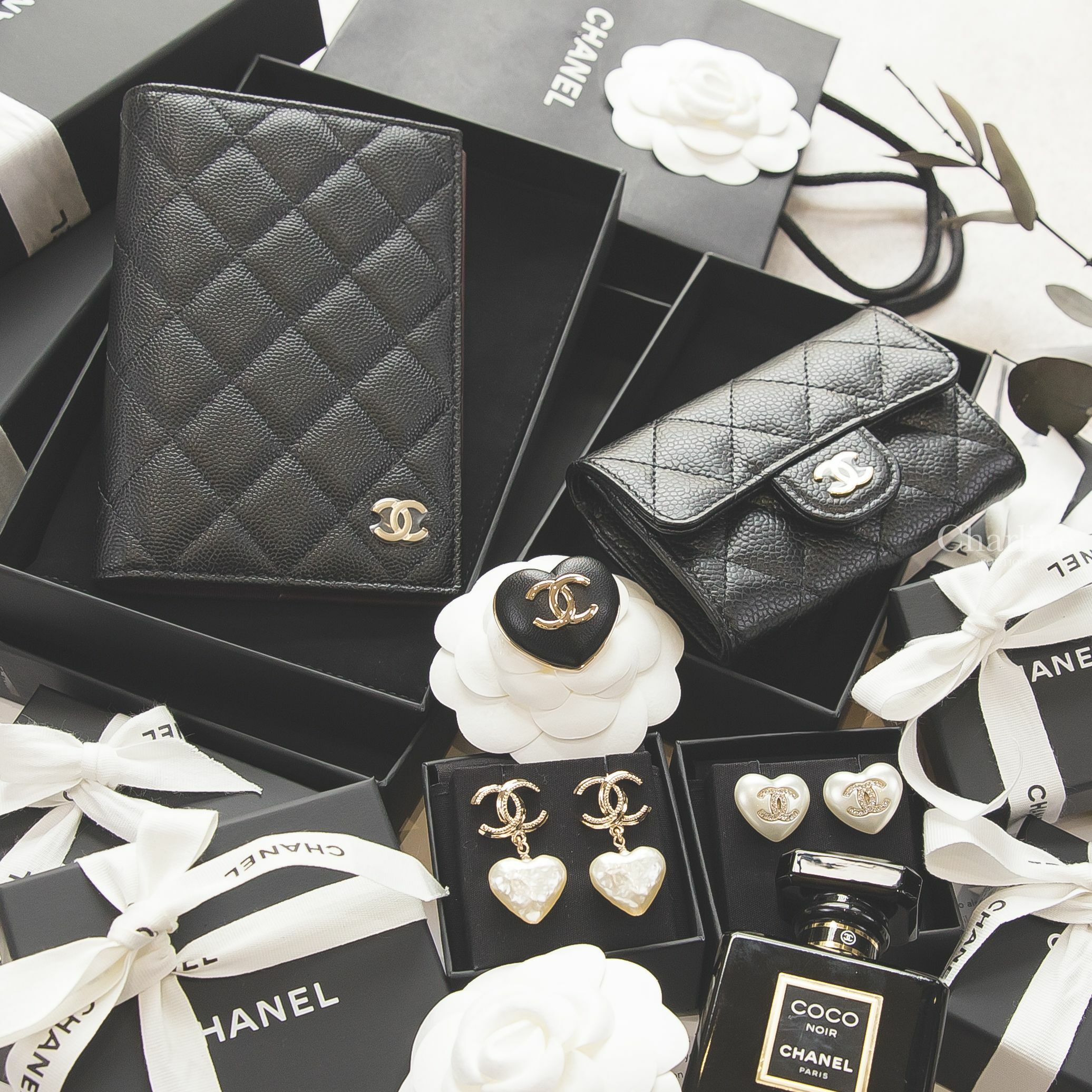 Chanel 黑色金CC荔枝菱格紋酒紅內裡護照夾,金色CC黑色皮革愛心胸針,金色壓紋滾邊CC白色樹脂愛心垂墜耳環,黑色金CC酒紅內裡荔枝菱格紋零錢夾,金色水鑽CC白色愛心耳環-Charline Boutique 精品代購