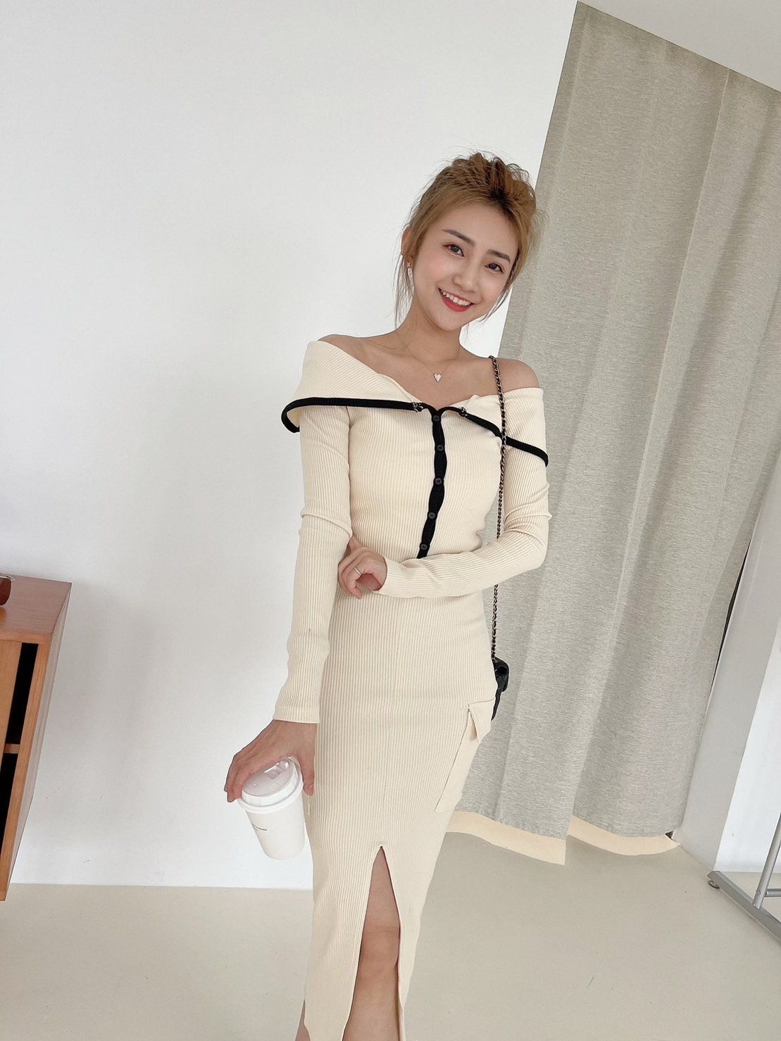 🔥03.22直播新品］💥氣質小姊姊］🇰🇷正韓超美撞色一字領上衣+前開叉半裙兩件式套裝 （米杏/兩色，可分開購買）