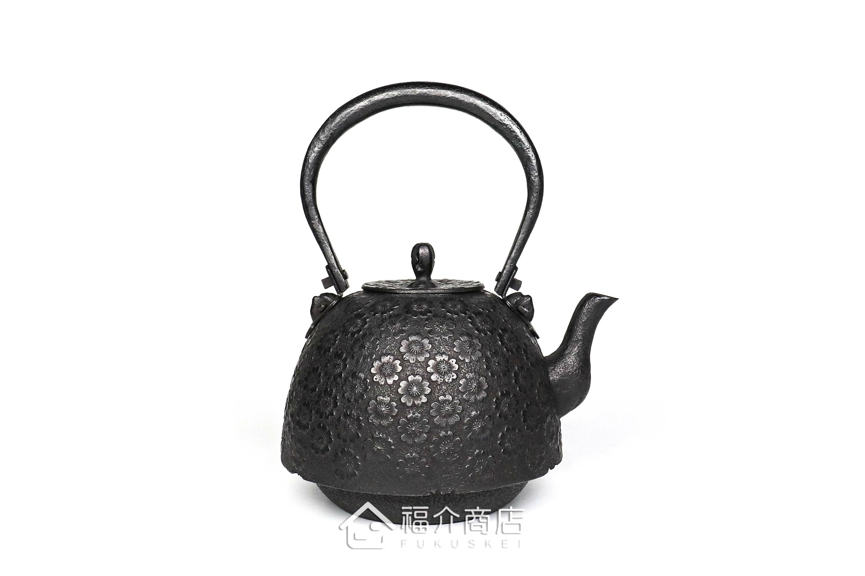 薰山工房所製作的日本鐵壺,壺身設計成櫻花圖紋