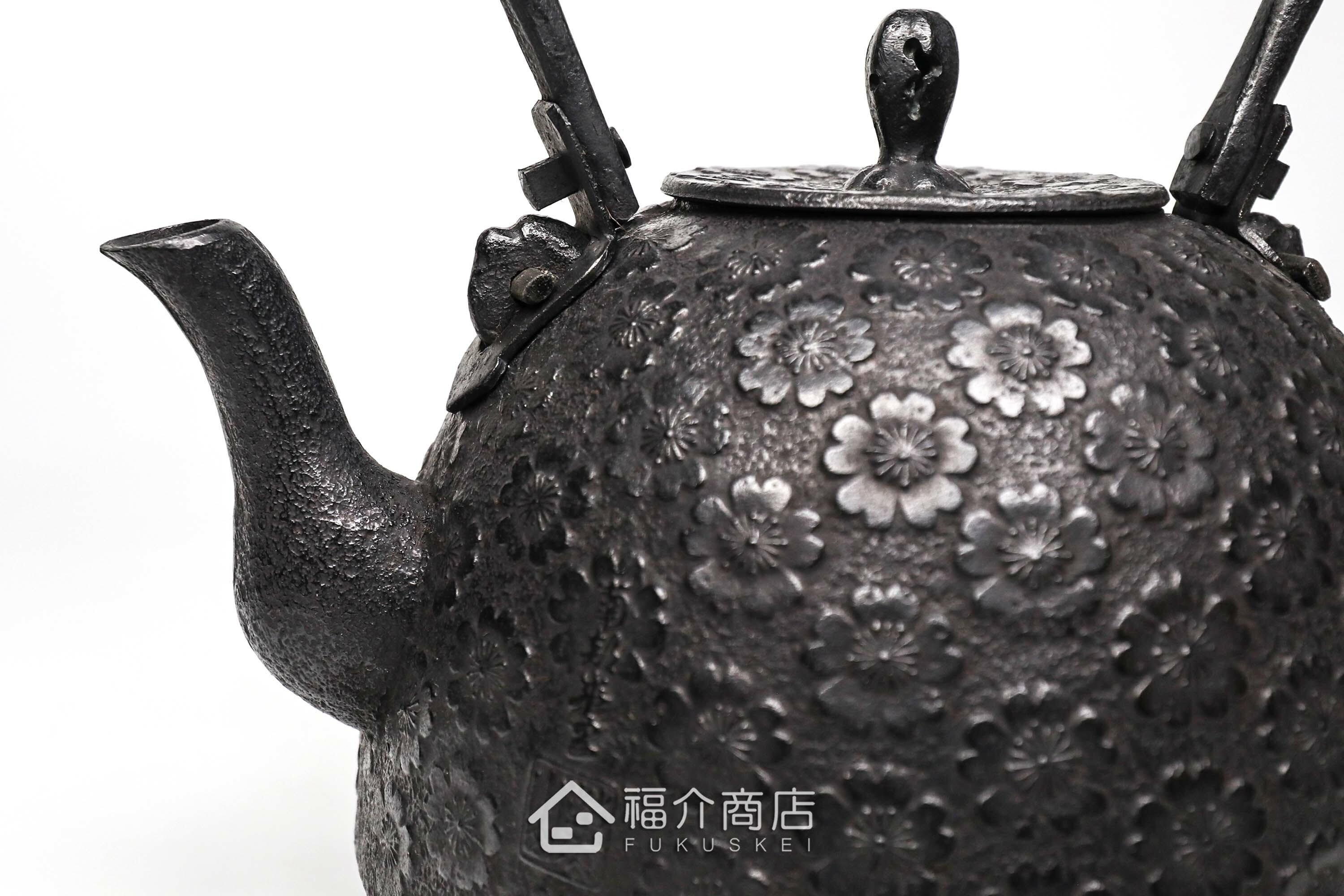 薰山工房所製作的日本鐵壺,壺身設計成櫻花圖紋