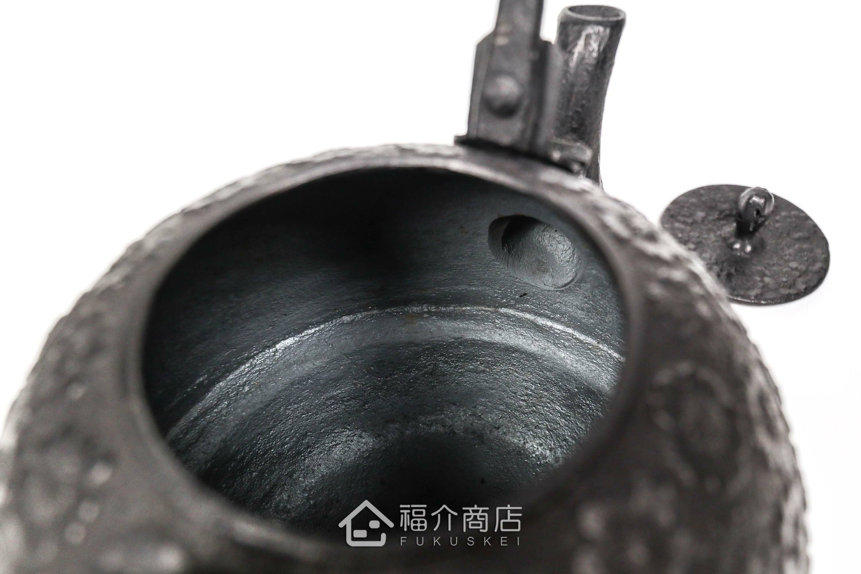 薰山工房所製作的日本鐵壺,壺身設計成櫻花圖紋