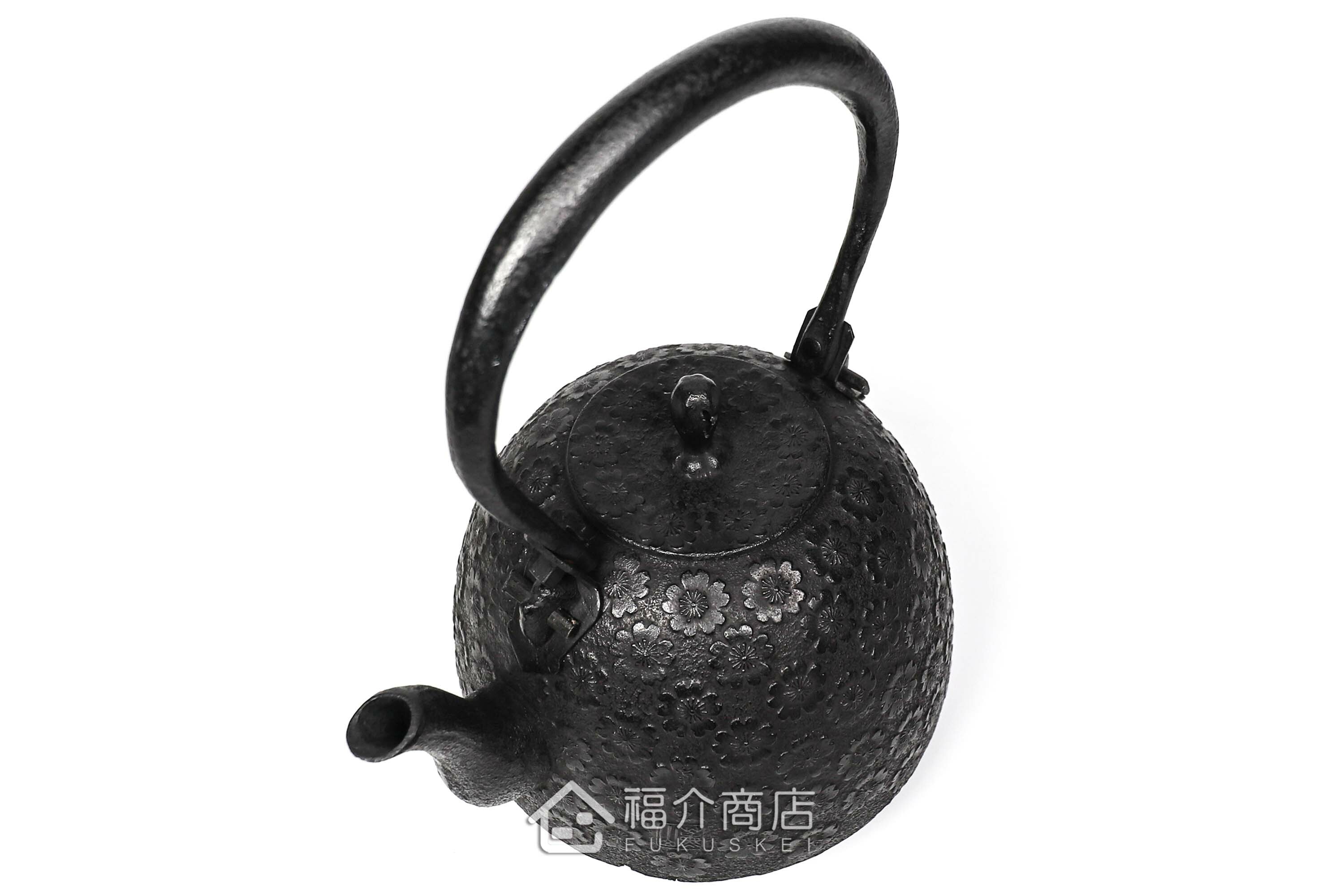 薰山工房所製作的日本鐵壺,壺身設計成櫻花圖紋