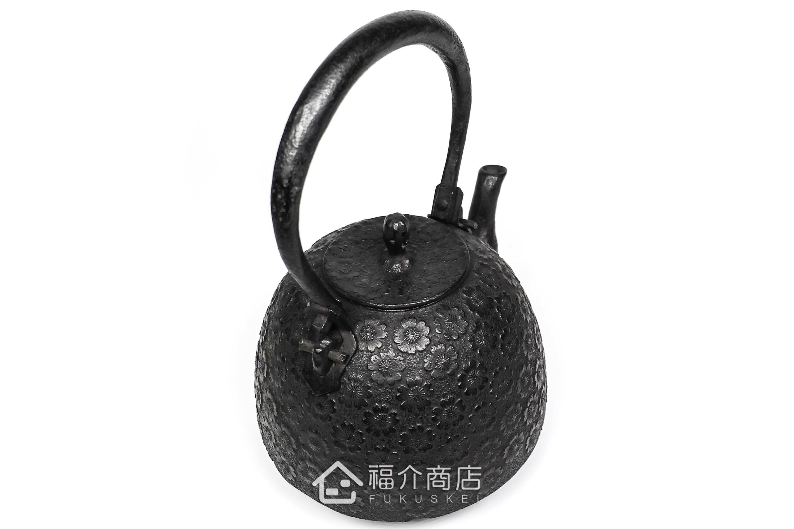 薰山工房所製作的日本鐵壺,壺身設計成櫻花圖紋