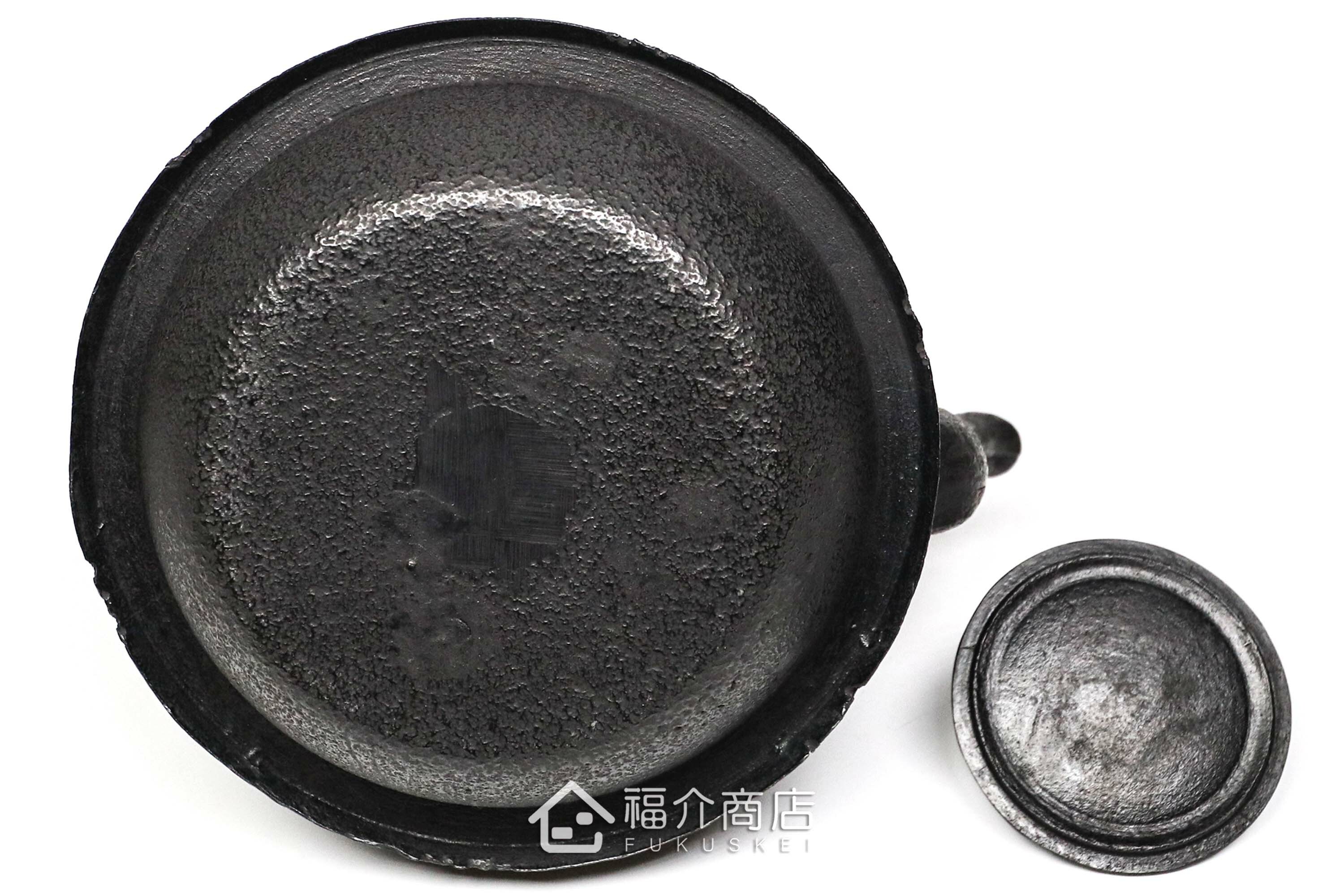 薰山工房所製作的日本鐵壺,壺身設計成櫻花圖紋