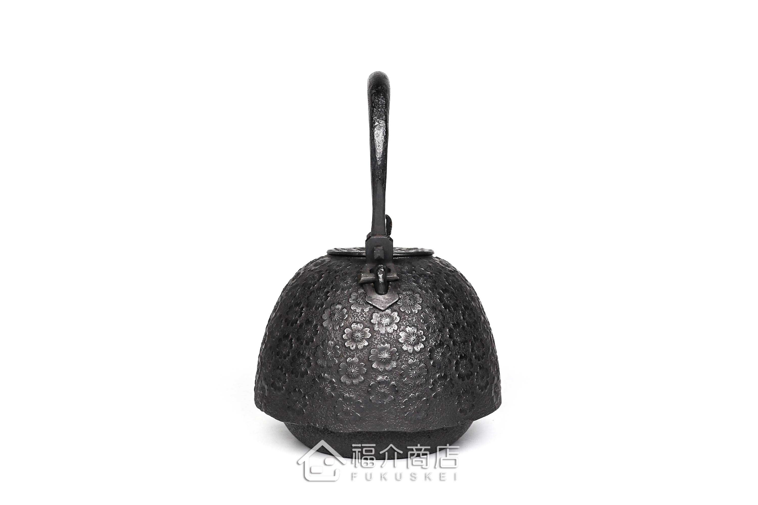 薰山工房所製作的日本鐵壺,壺身設計成櫻花圖紋