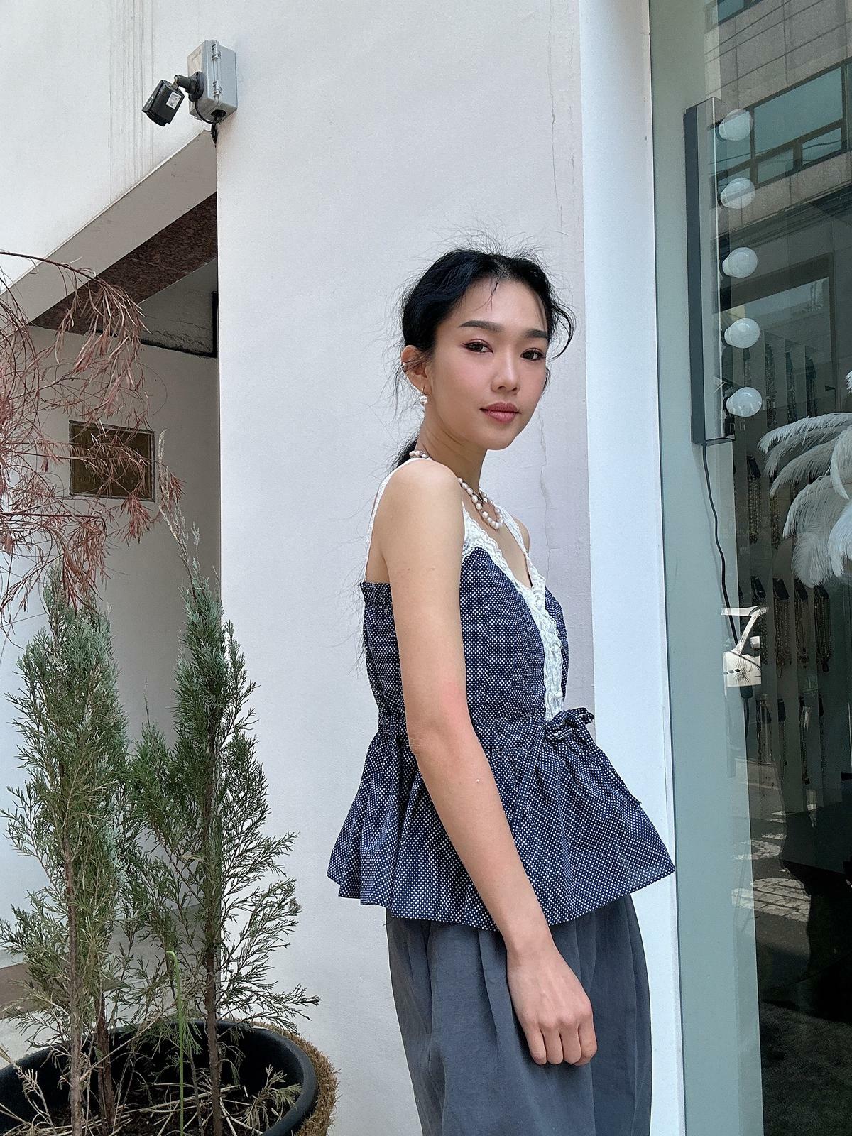 白蕾絲吊帶小波點傘腳背心 (現貨款式）