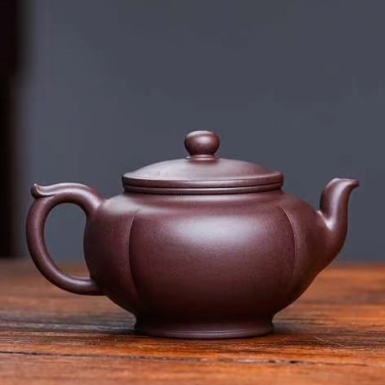 【蓮花如意】-- 此壺造型猶如一盞宮燈，器型優雅美觀！