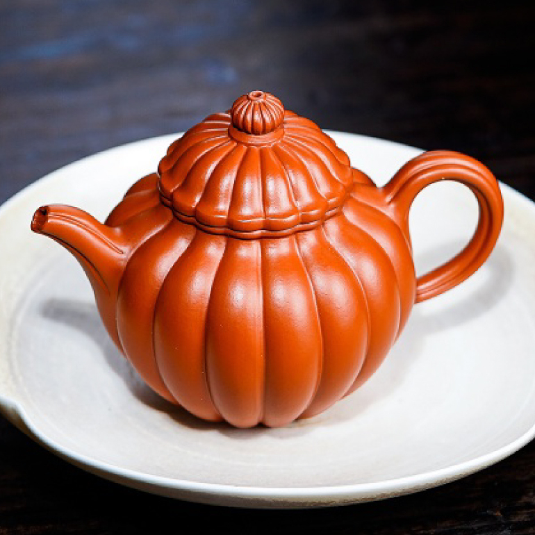 【菱花秋水】 -- 此壺在菱花壺基礎之上創作而來，真叫一個美哉。