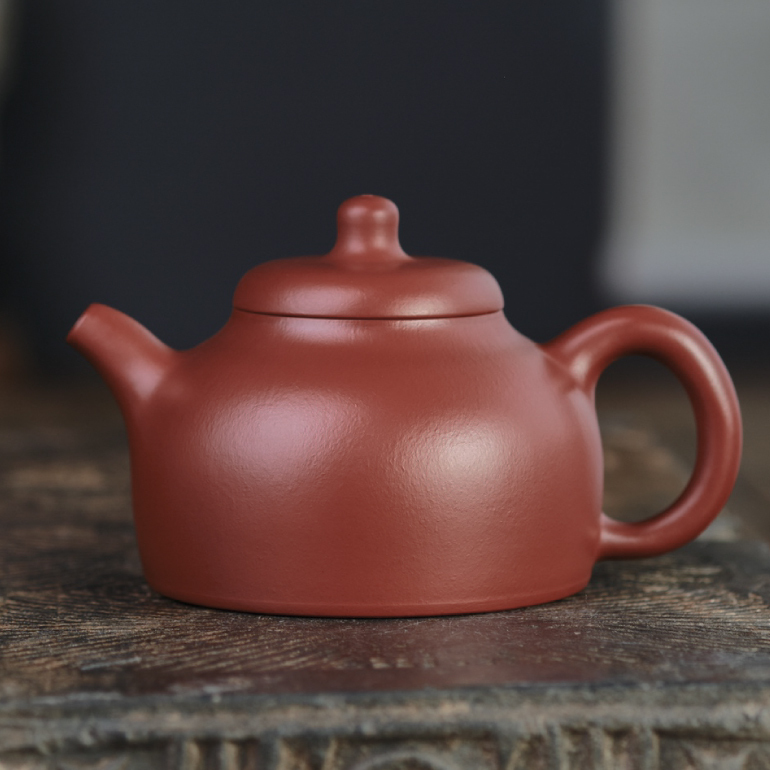 【乳丁】-- 色調朱紅而不妖艷，使用日久益現沉蘊，圓潤的壺把，讓人初看就非常舒服