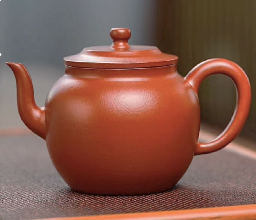 【高君玉壺 】--整款壺為圓潤的圓柱形，流暢優雅的線條。