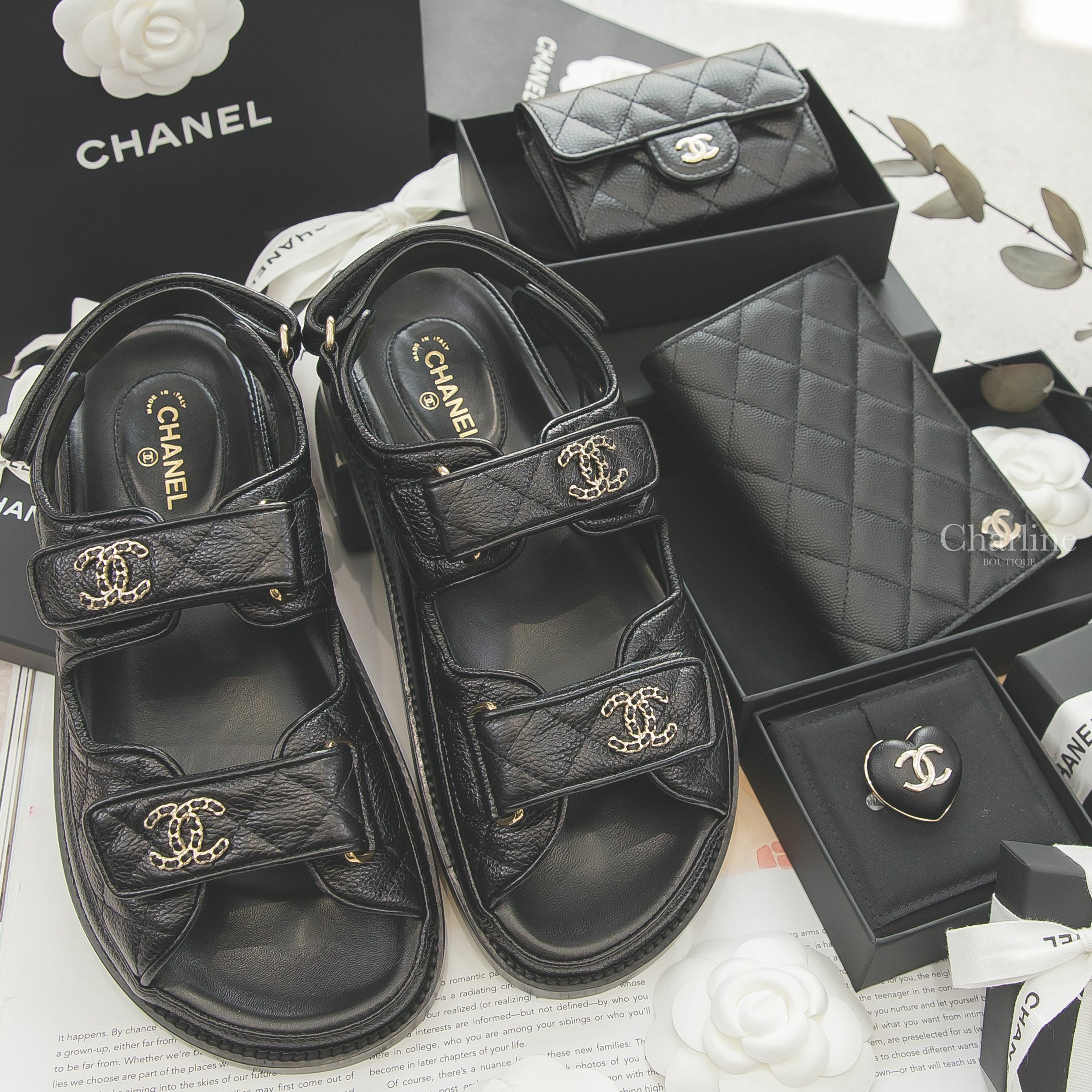 Chanel Passport Holder 黑色金CC荔枝菱格紋酒紅內裡護照夾,Brooch 金色CC黑色皮革愛心胸針,黑色金CC皮穿鍊魔鬼氈荔枝菱格紋涼鞋,黑色金CC酒紅內裡荔枝菱格紋零錢夾-Charline Boutique 精品代購