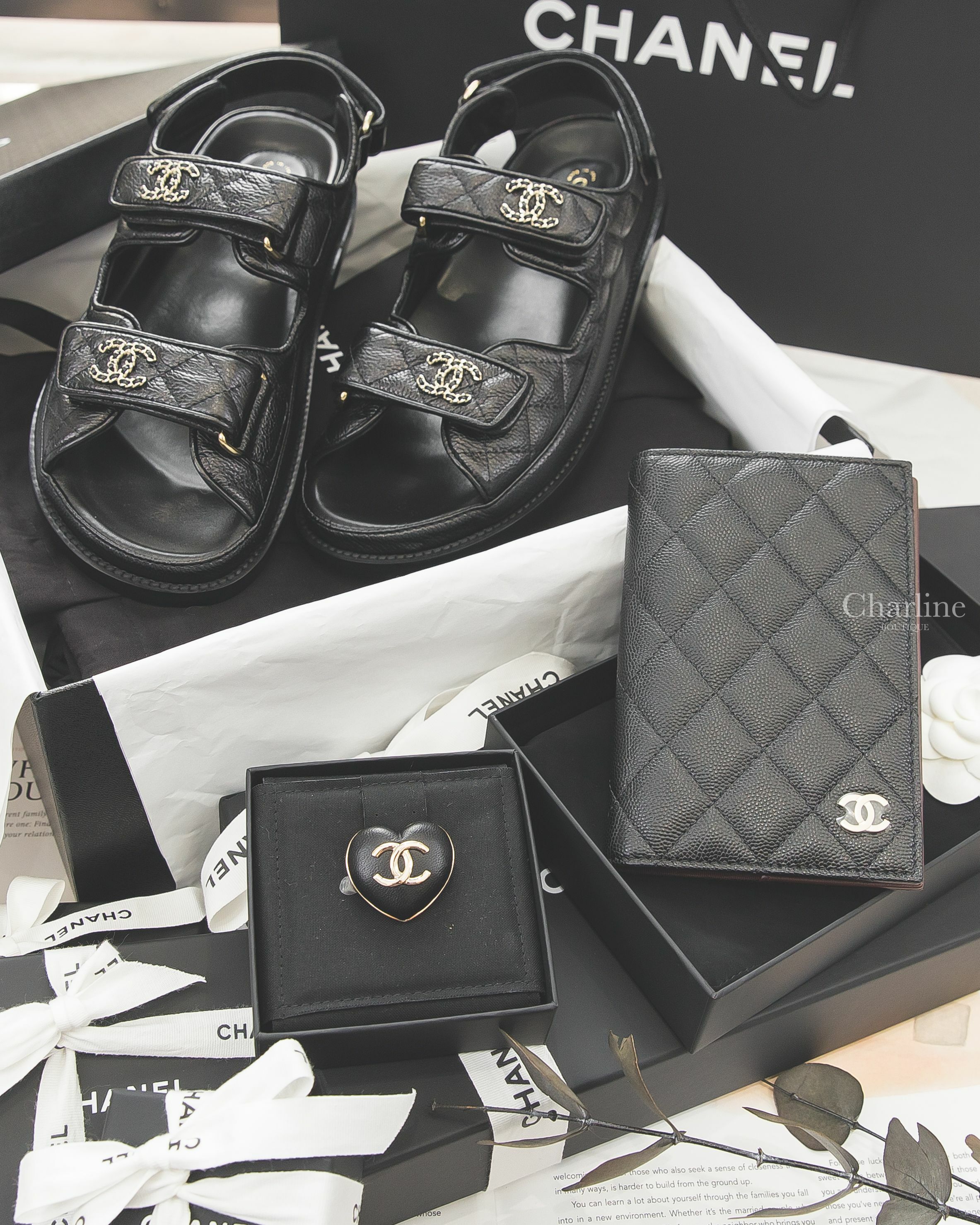 Chanel Passport Holder 黑色金CC荔枝菱格紋酒紅內裡護照夾,Chanel Brooch 金色CC黑色皮革愛心胸針,Chanel Sandal 黑色金CC皮穿鍊魔鬼氈荔枝菱格紋涼鞋-Charline Boutique 精品代購