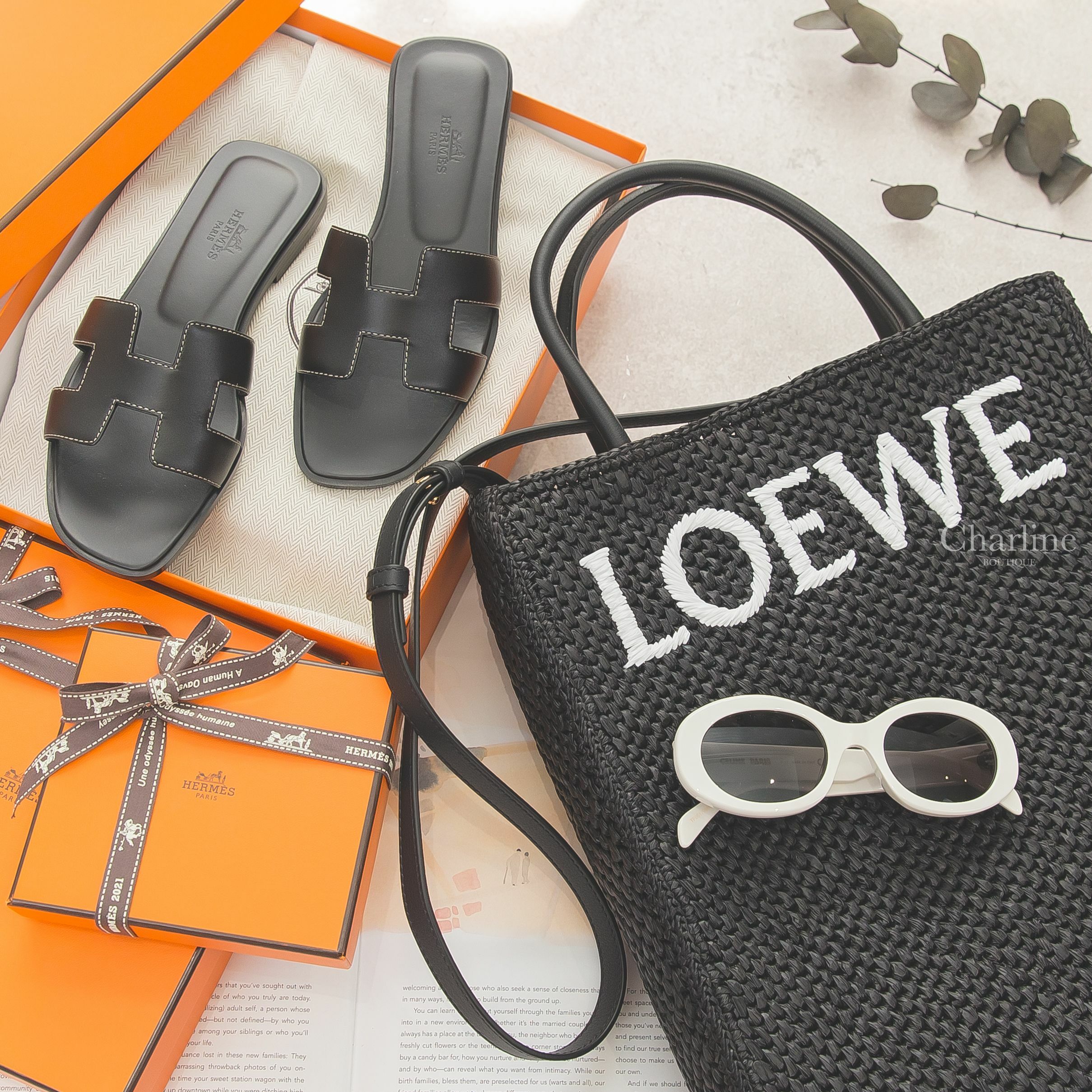 Hermès Oran Sandals 黑色 H Logo 小牛皮平底拖鞋,Loewe 黑色大型編織白色字母小牛皮提把手提肩背草編包,Celine Sunglasses 白色橢圓框側邊金色凱旋門太陽眼鏡-Charline Boutique 精品代購