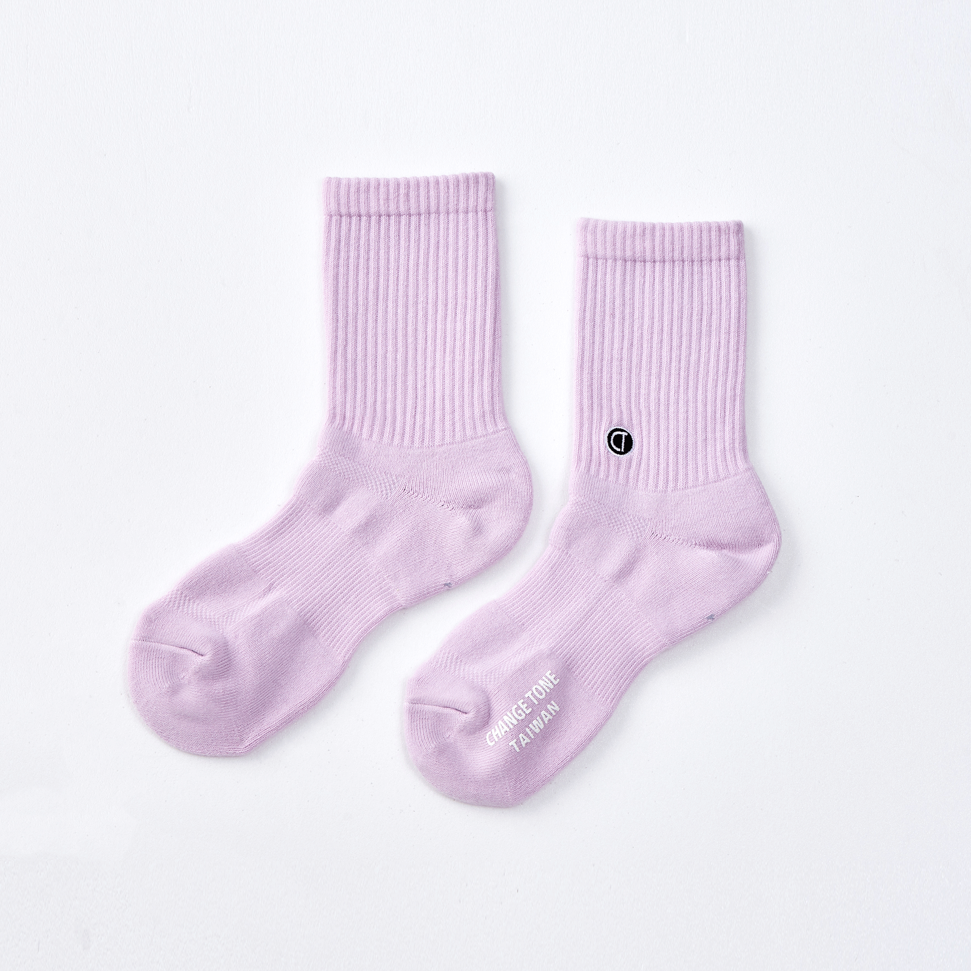 LOGO刺繡運動中筒襪〈淺紫〉