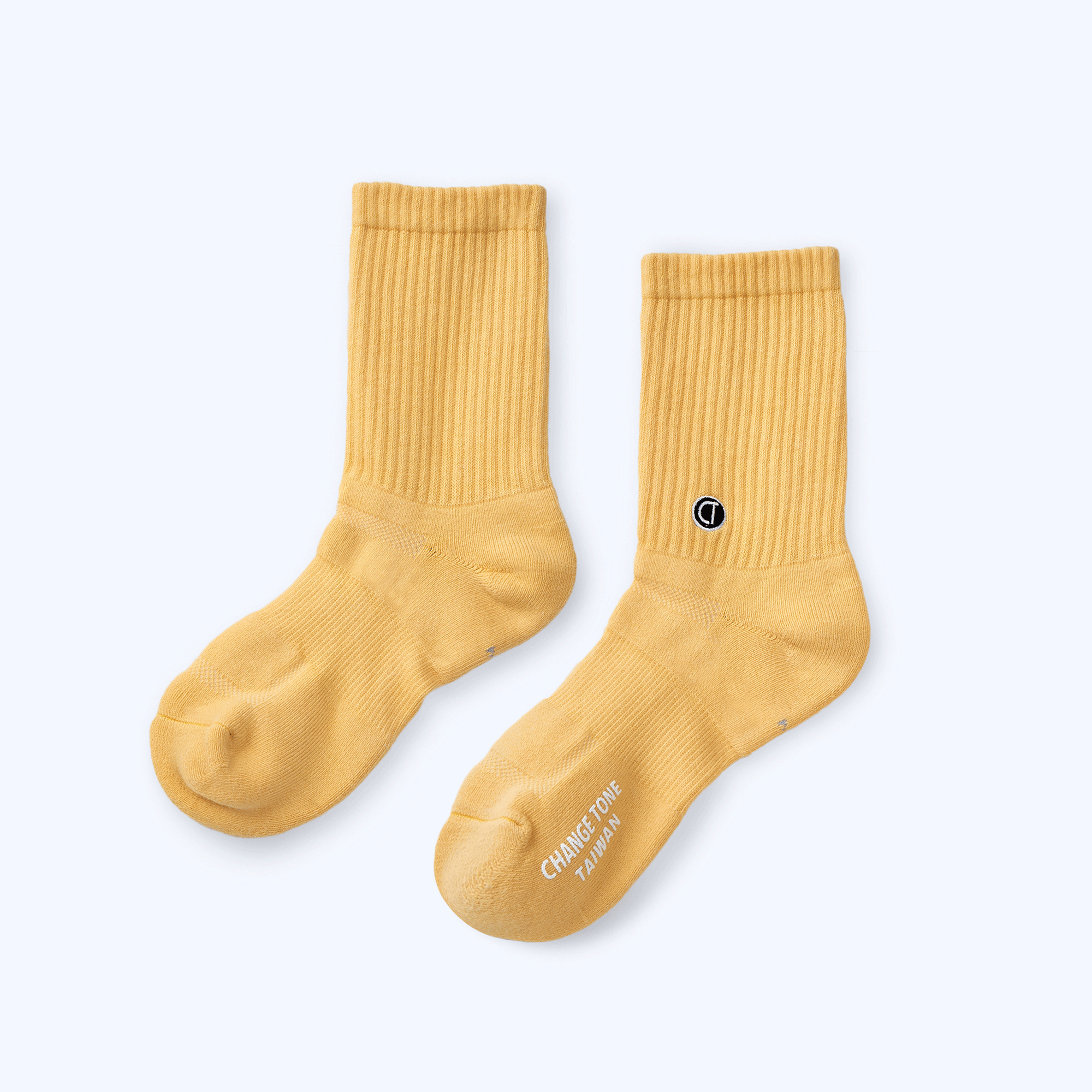 LOGO刺繡運動中筒襪〈黃〉