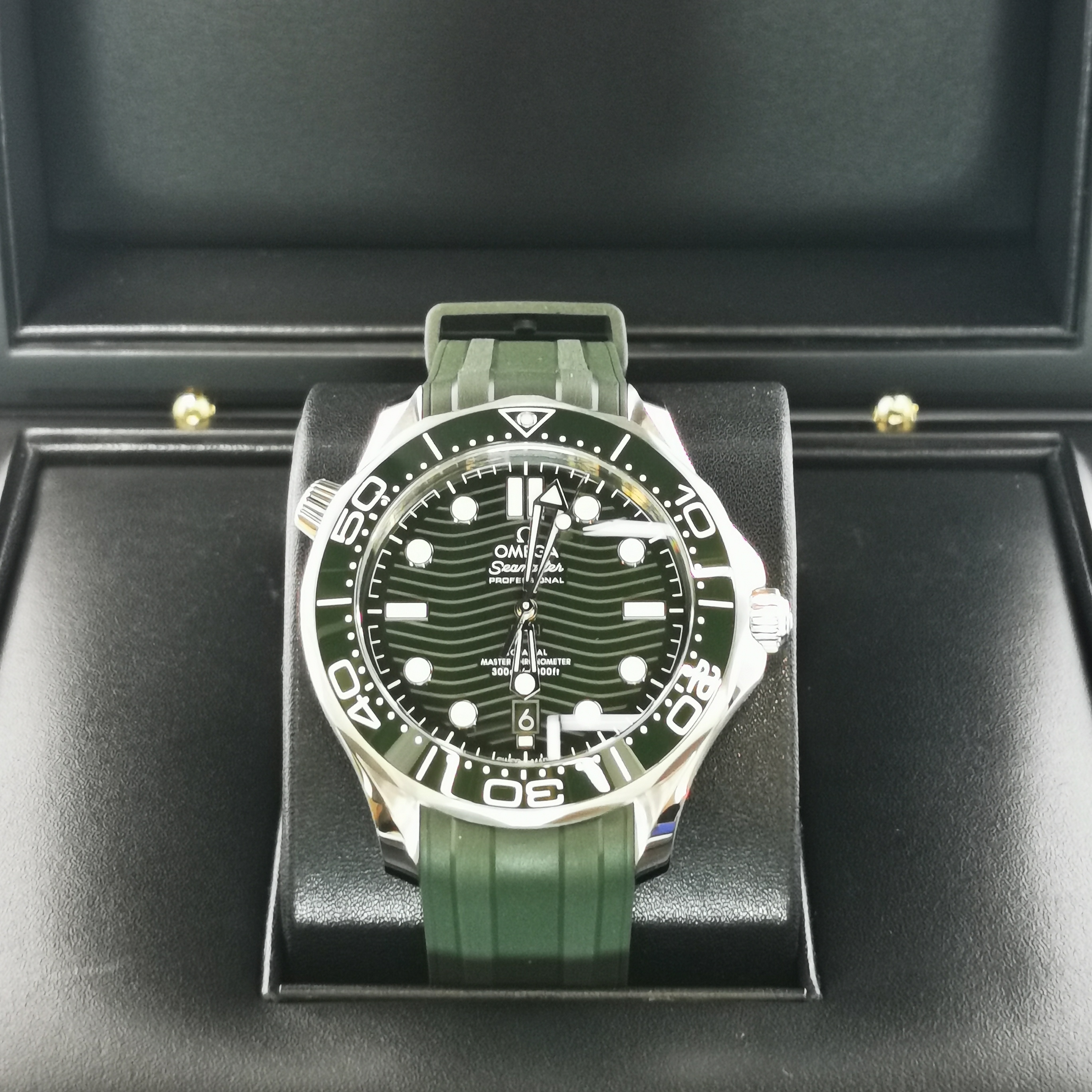 BRAND NEW OMEGA SEAMASTER 210.32.42.20.10.001 21032422010001 DIVER 300 GREEN DIAL GREEN RUBBER STRAP CO‑AXIAL MASTER CHRONOMETER 42MM