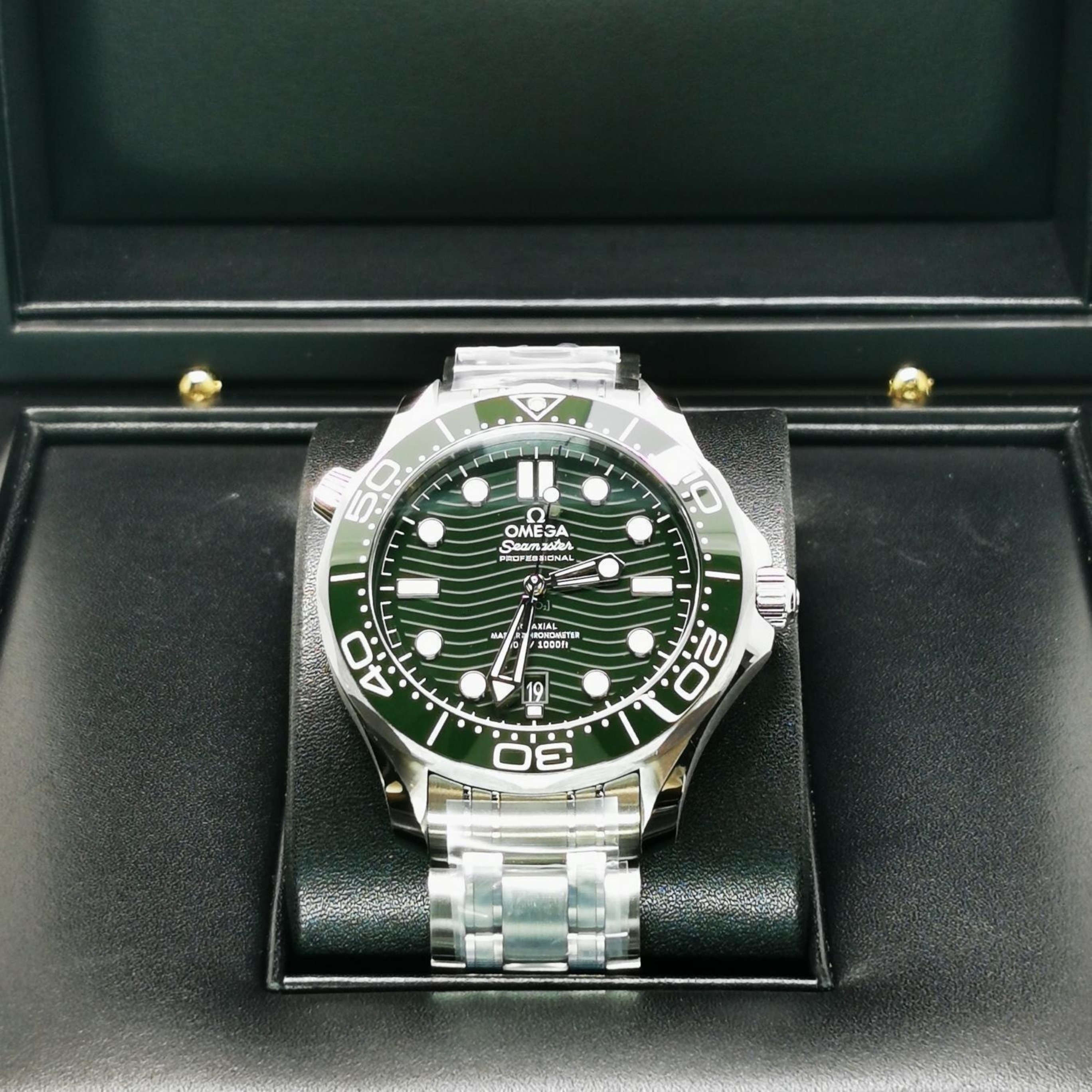 BRAND NEW OMEGA SEAMASTER DIVER 300 M 210.30.42.20.10.001 21030422010001 GREEN DIAL STEEL STRAP CO‑AXIAL MASTER CHRONOMETER 42MM
