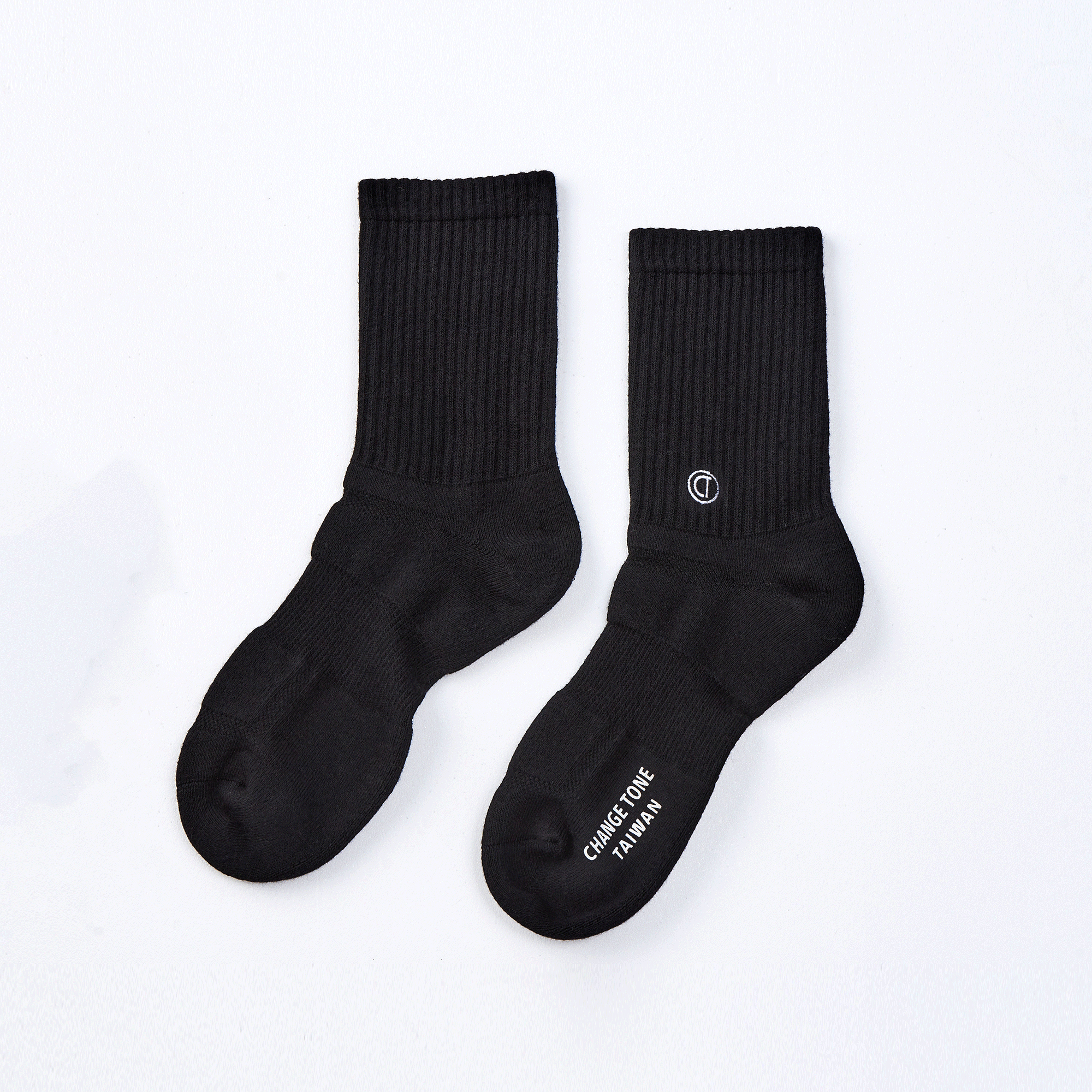 LOGO刺繡運動中筒襪〈黑〉