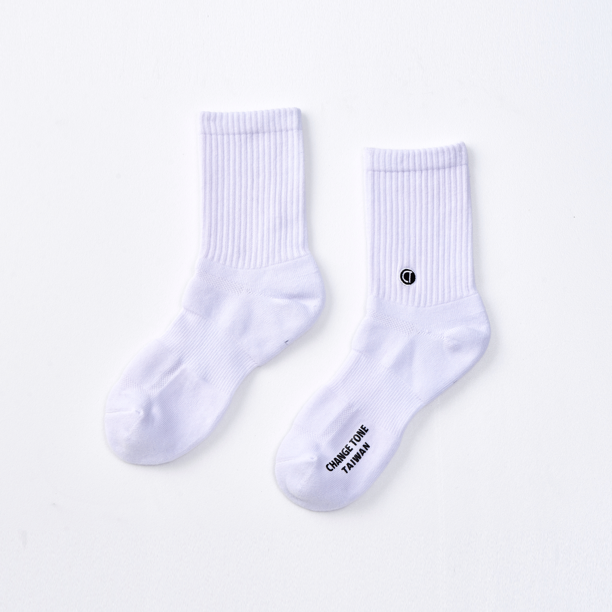 LOGO刺繡運動中筒襪〈白〉