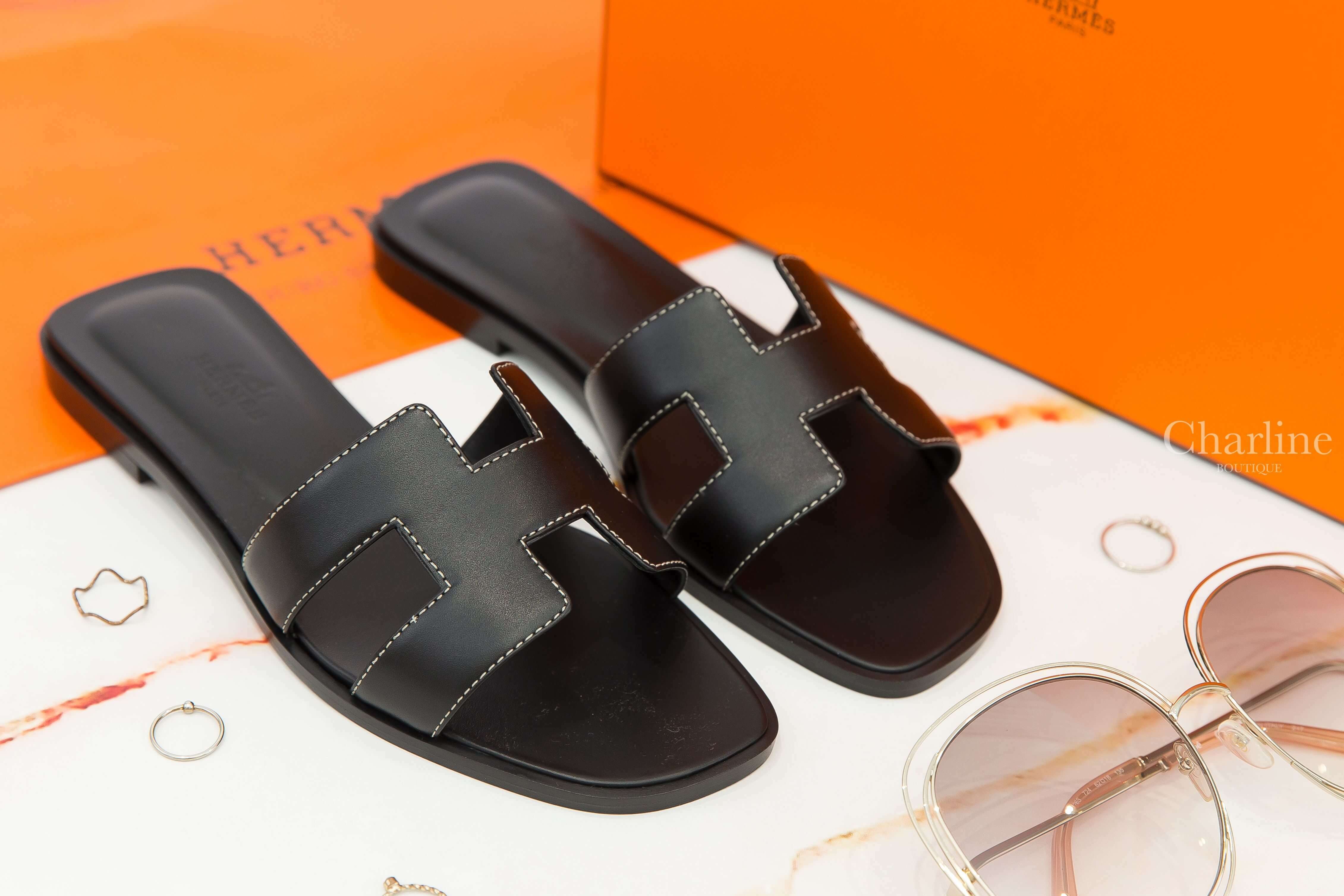 Hermès Oran Sandal 黑色 H Logo 小牛皮平底拖鞋