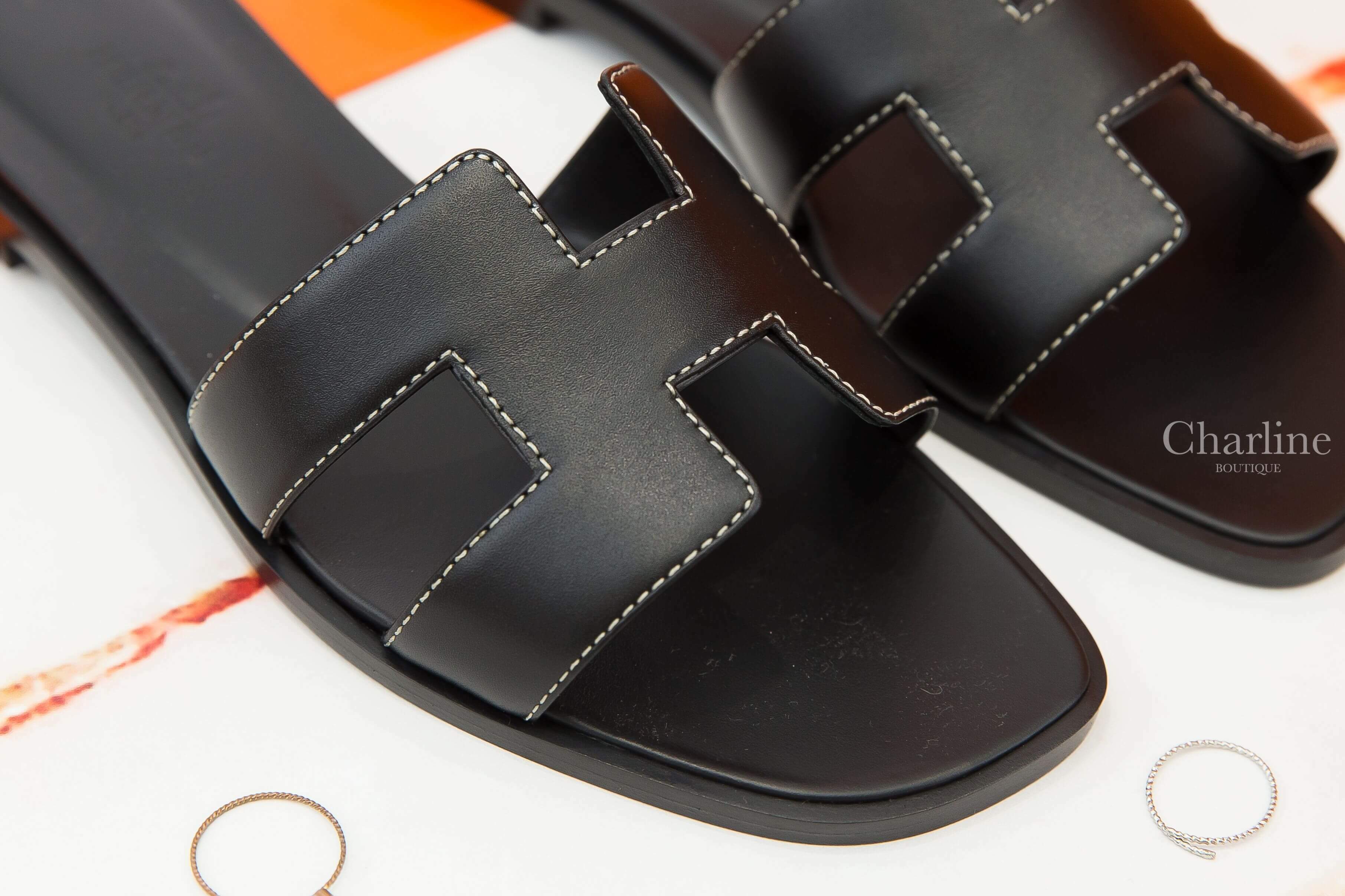 Hermès Oran Sandal 黑色 H Logo 小牛皮平底拖鞋