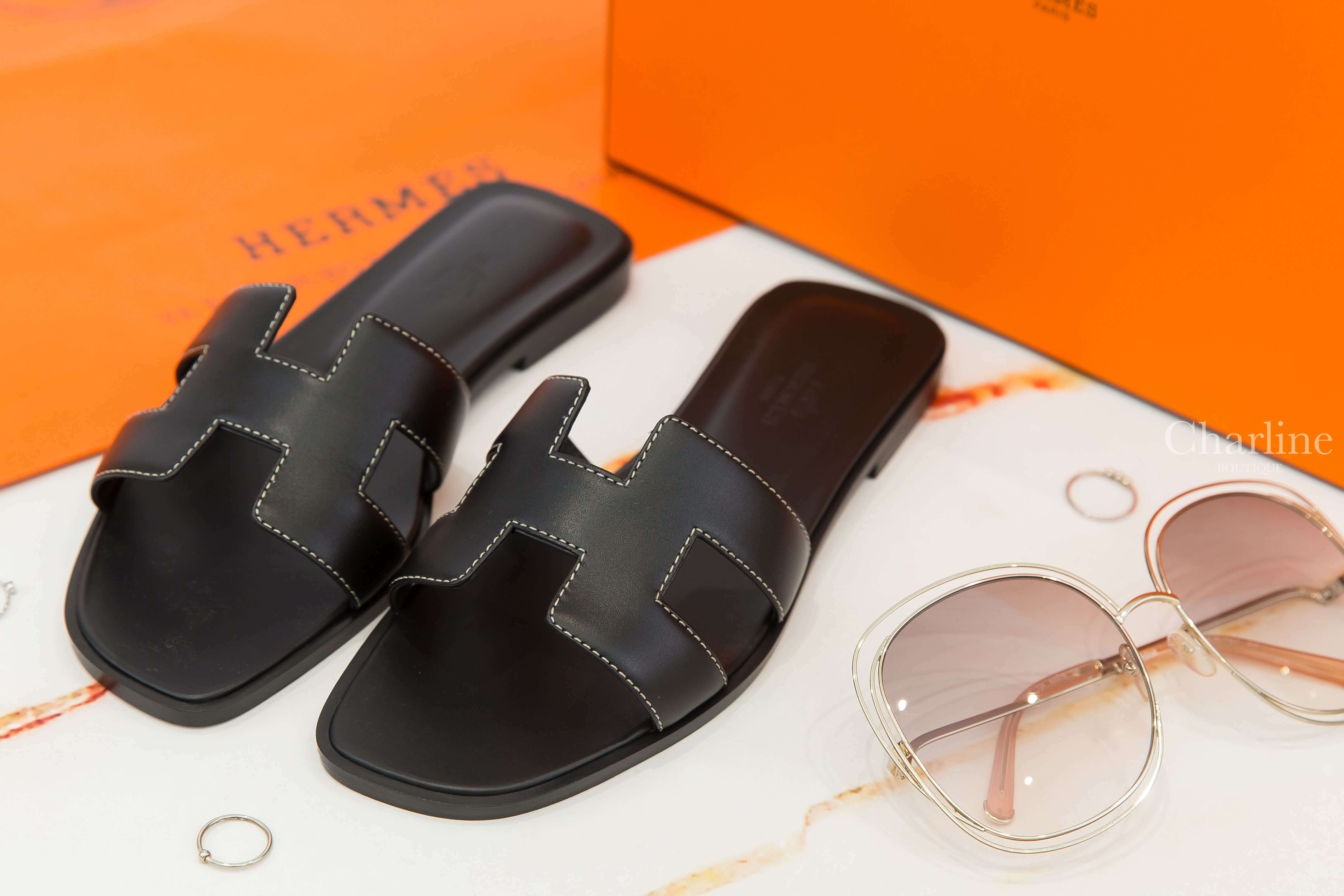 Hermès Oran Sandals 黑色 H Logo 小牛皮平底拖鞋-Charline Boutique 精品代購