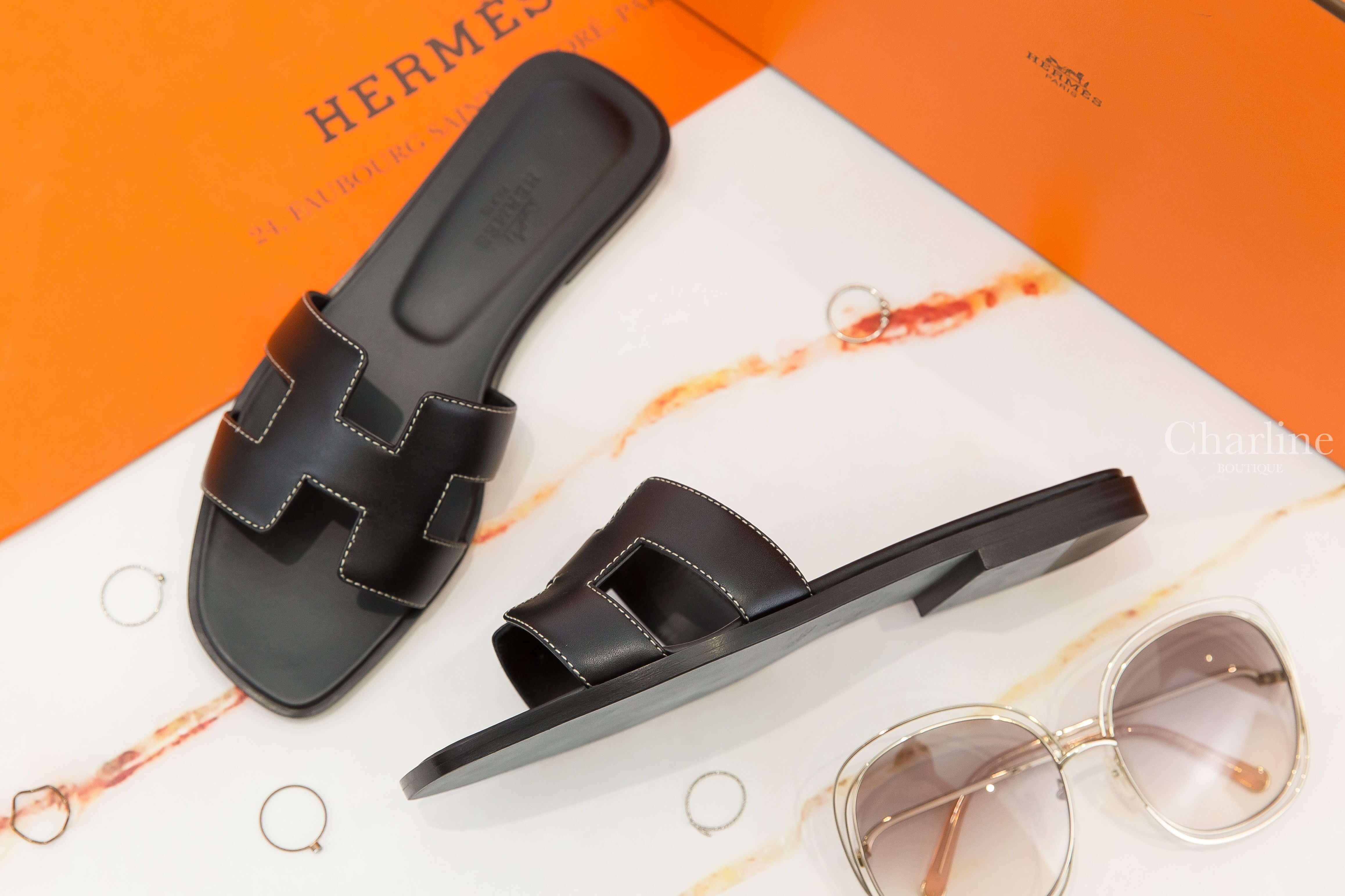 Hermès Oran Sandals 黑色 H Logo 小牛皮平底拖鞋-Charline Boutique 精品代購