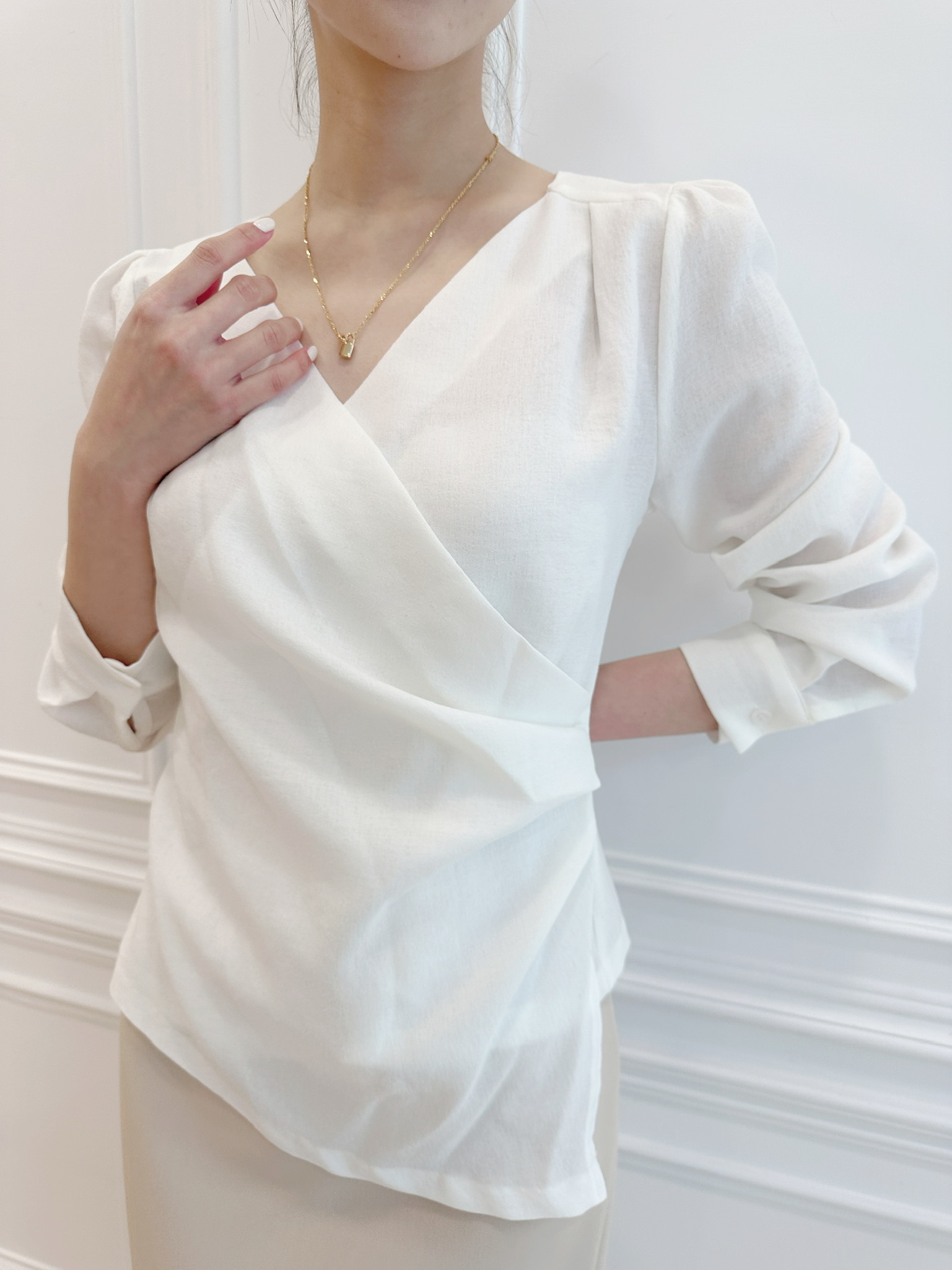 輕薄側抓摺Ｖ領上衣