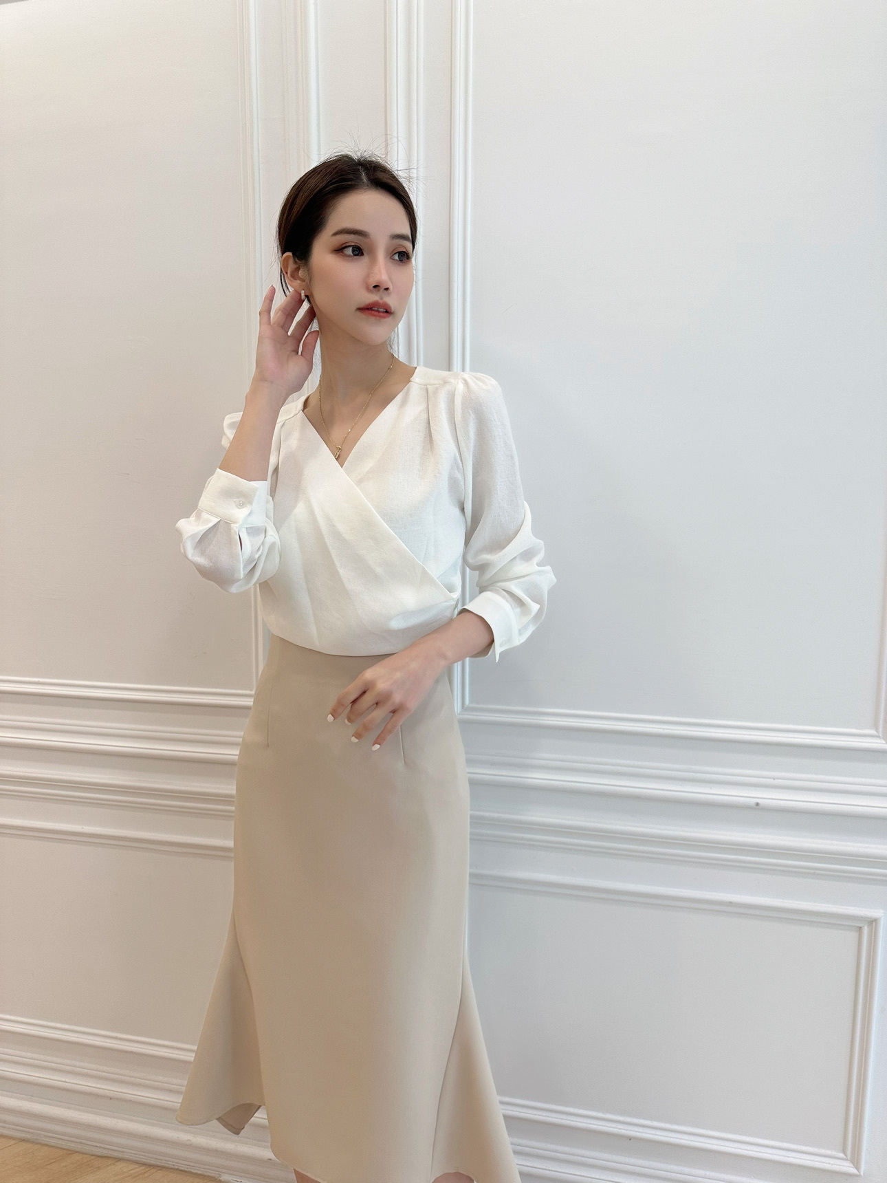 輕薄側抓摺Ｖ領上衣