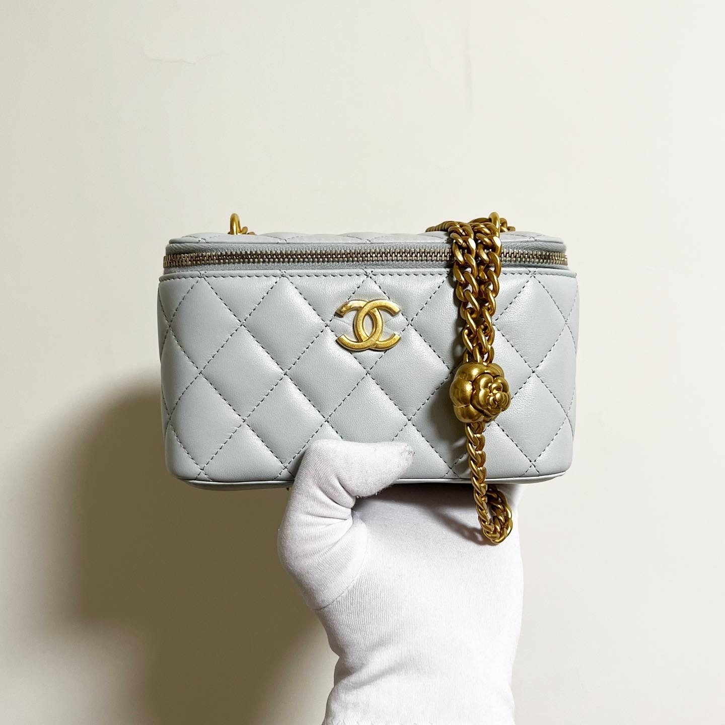 CHANEL 山茶花調節扣長盒(淺灰)