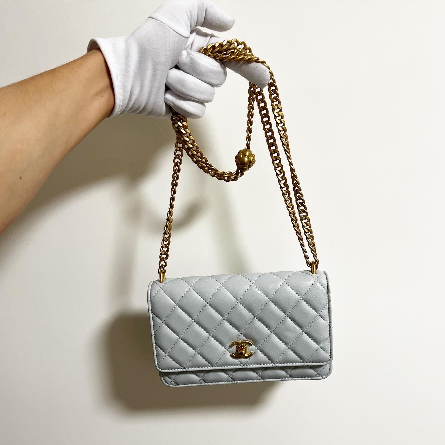 CHANEL 山茶花調節扣Wallet On Chain (淺灰)