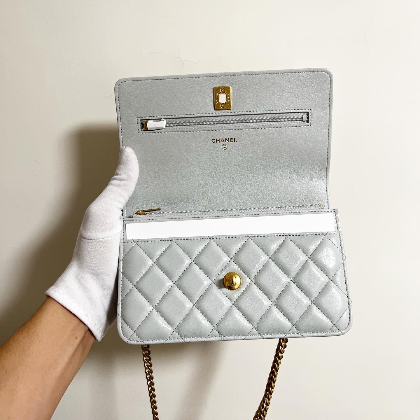 CHANEL 山茶花調節扣Wallet On Chain (淺灰)