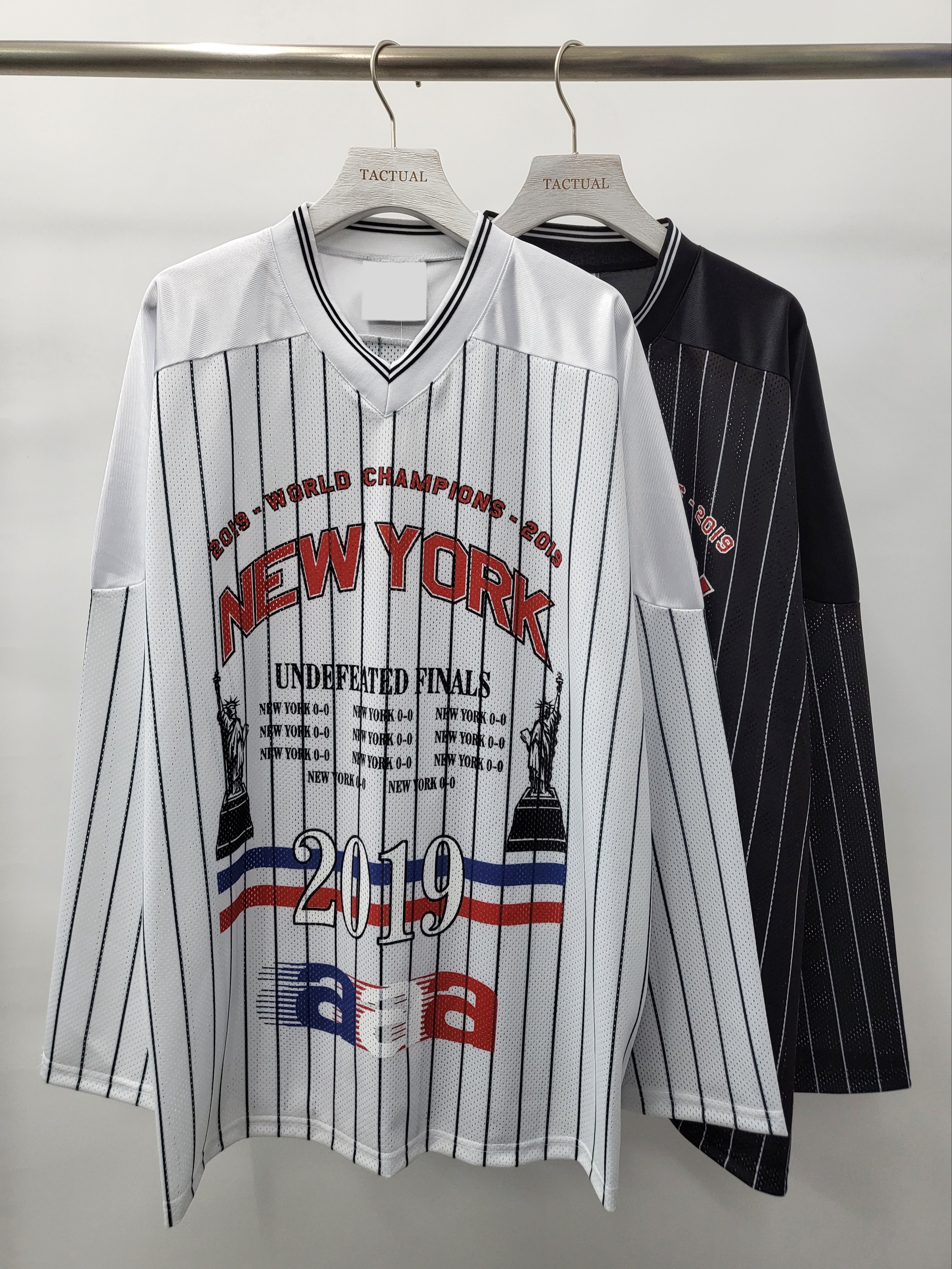 V領條子英文字長袖衫 T4576