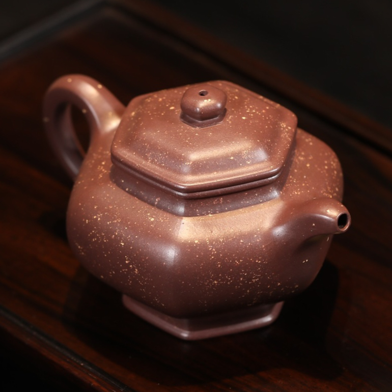 【六方掇只】-- 兼具了圓壺與六方的特色，骨肉勻亭，質感強烈。