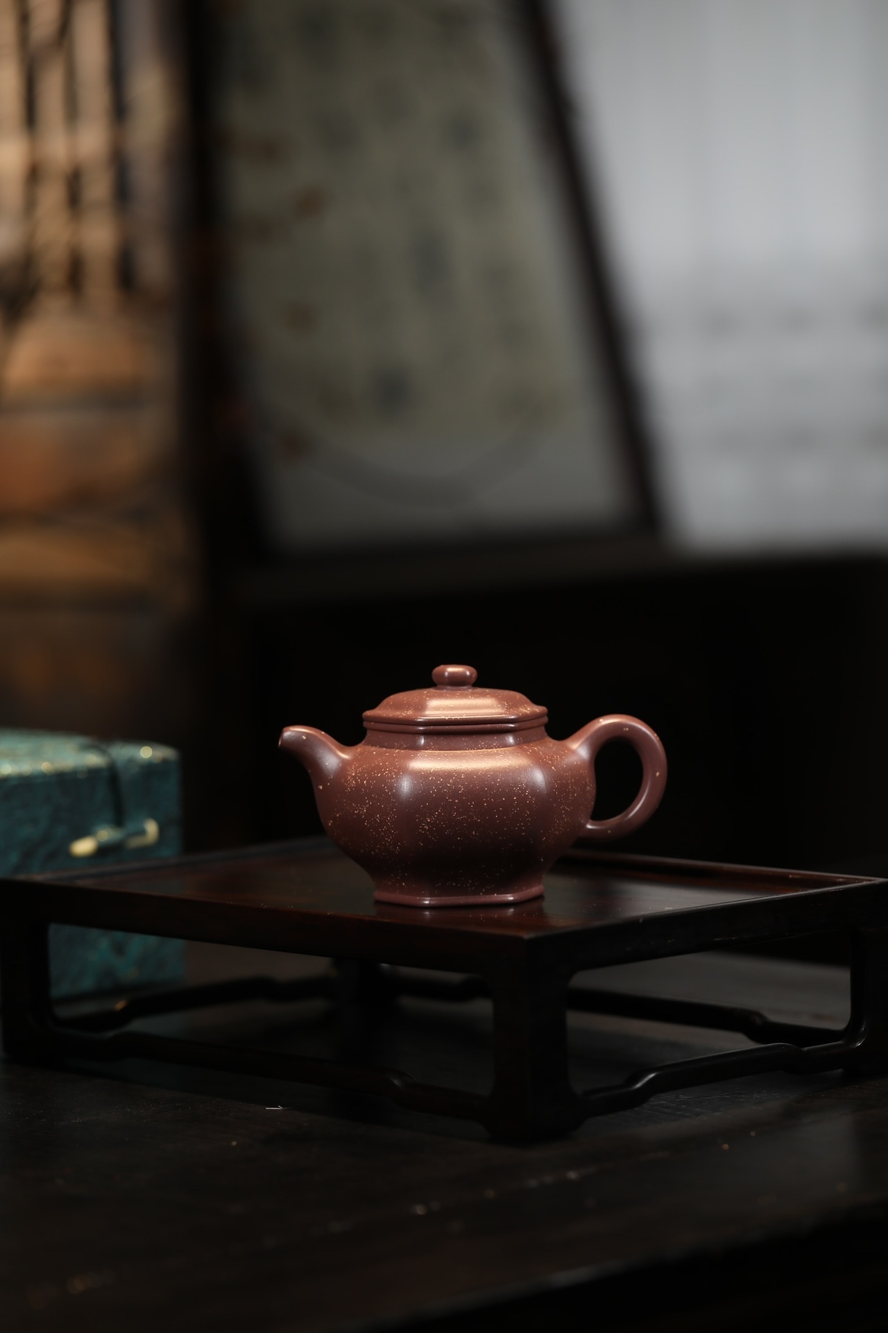 【六方掇只】-- 兼具了圓壺與六方的特色，骨肉勻亭，質感強烈。