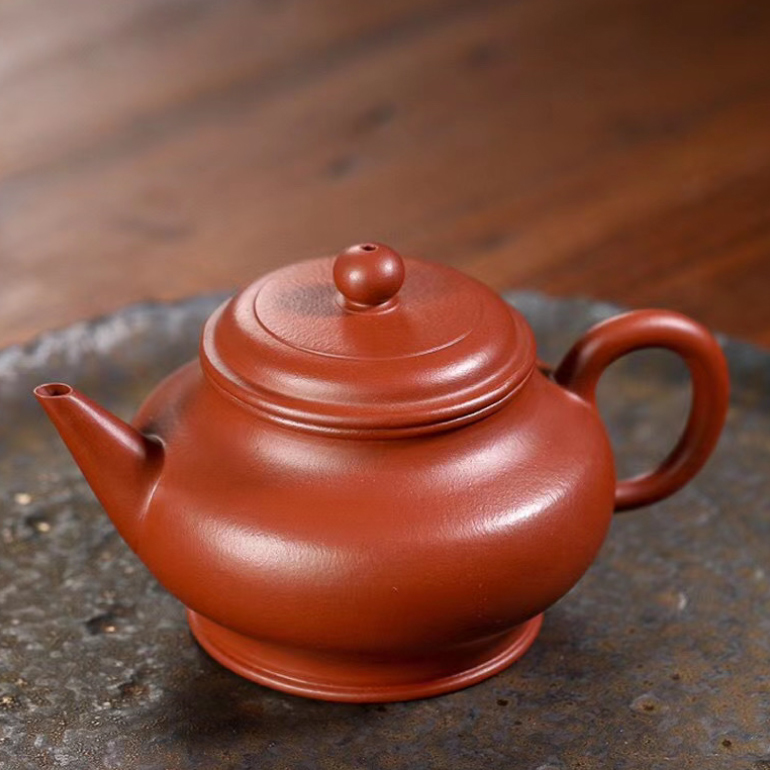 【宮燈】 -- 泥料紅而不豔，幾經泡養，溫潤如玉，十分雅和